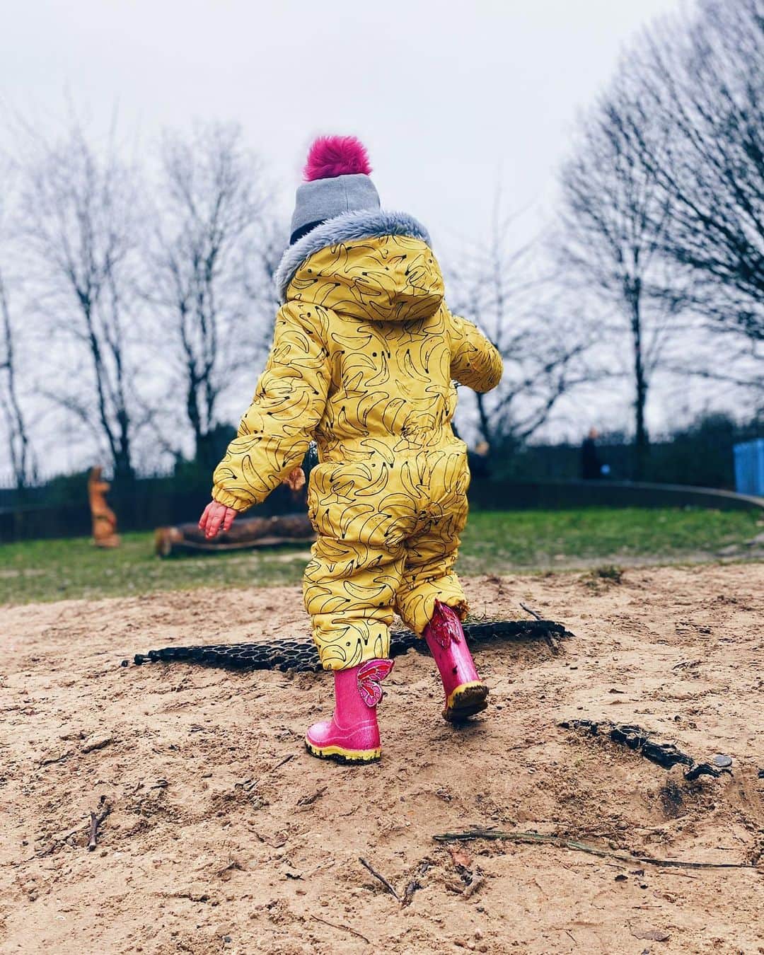 SOPHIA WEBSTERさんのインスタグラム写真 - (SOPHIA WEBSTERInstagram)「Winter walks, wings and wellies! 🦋🍌 Our mini welly boots are essential must haves for your mini's collection. 💕❄️ 👉 Swipe to see more colours! ⁣ ⁣ 🍌 - @indikidual snow suit 🦋 - @sophiawebstermini ⁣ ⁣ #SophiaWebster #SophiaWebsterMini」1月19日 22時36分 - sophiawebster