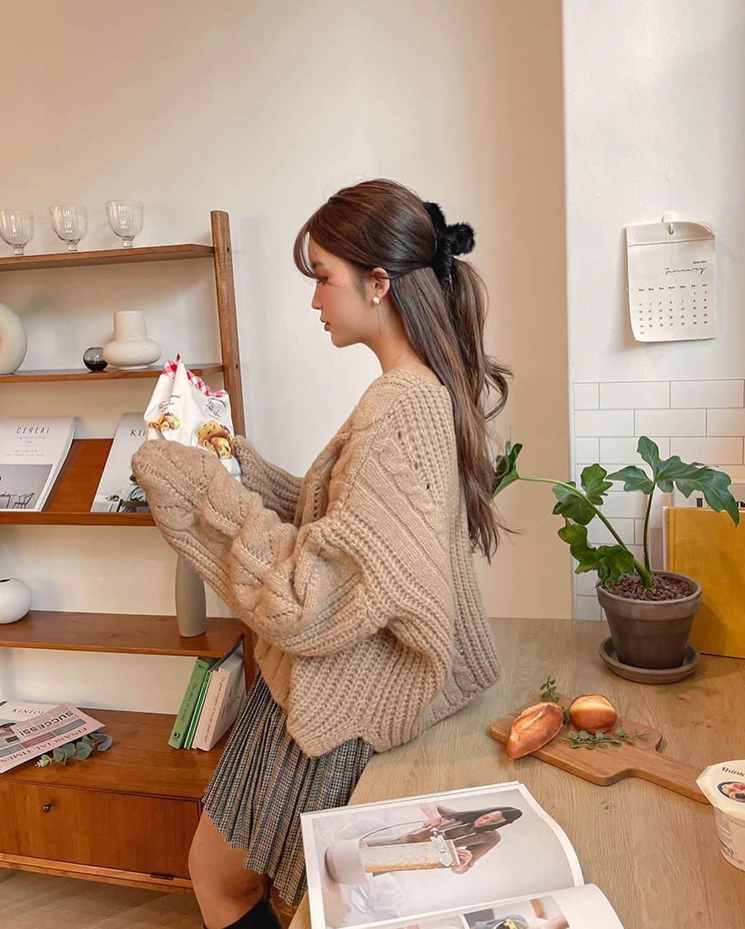 Chuuのインスタグラム：「내일은 러블리하게 입어야지💫 포근한 니트와 체크 플리츠 미니 스커트로 예쁨 장착❤️ 긴 소매기장으로 팔이 길어보이고 여리여리, 루즈하게 골반까지 떨어지는 세미 크롭 기장이라 하이웨스트 핏의 스커트, 바텀과 착용했을 때 노출에 부담 없고 다리는 길어보이는 예쁜 핏의 니트!!!!  #chuu #chuuseoul」