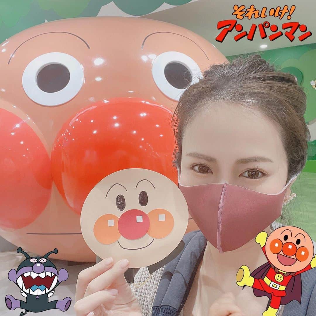 のインスタグラム：「アンパンマンミュージアム最強だった😂🔥 . 事前予約制で人数制限中、休日でも混雑しておらず 館内をゆっくり楽しめる♫ . まず施設がめちゃくちゃ綺麗🙏 スタッフさんがたくさんいてケアが行き届いているし 広々としているが目の届く範囲内で安心✧˖° . 日本のおもてなしを感じたし、ディズニーのような居心地の良さだった😚🤍笑 . アンパンマン号の中に入り、パン工場で パン作りごっこをし、アンパンマンと歌って踊って 工作もして娘は始終大喜びだったので行って正解👍 . 子供がめちゃくちゃ喜ぶ姿を見ると私も嬉しくなるし 私もまた行きたい😂😂笑 . . @yokohama_anpanman  #アンパンマンミュージアム #アンパンマン #アンパンマンおもちゃ #アンパンマンミュージアム横浜 #アンパンマンショー #アンパンマンこどもミュージアム #アンパンマン号 #アンパンマン大好き #子連れok #子連れイベント #子連れお出かけ #子連れスポット #子連れおでかけ #3歳女の子 #2歳差育児」