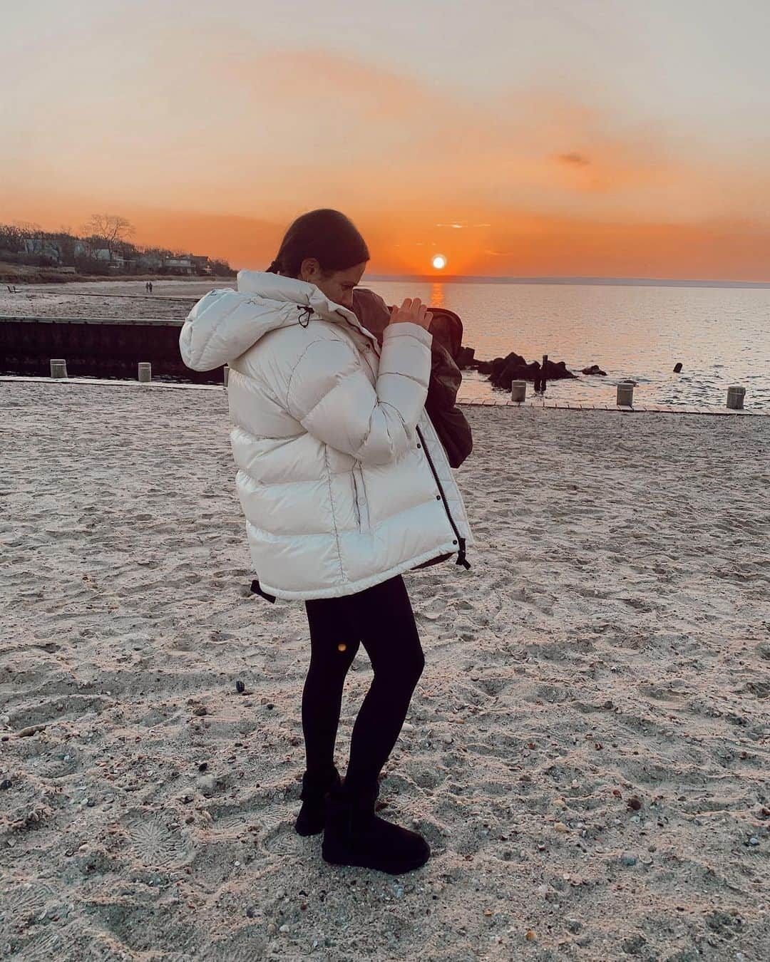 リア・ミシェルのインスタグラム：「We walk to watch the sun set.」