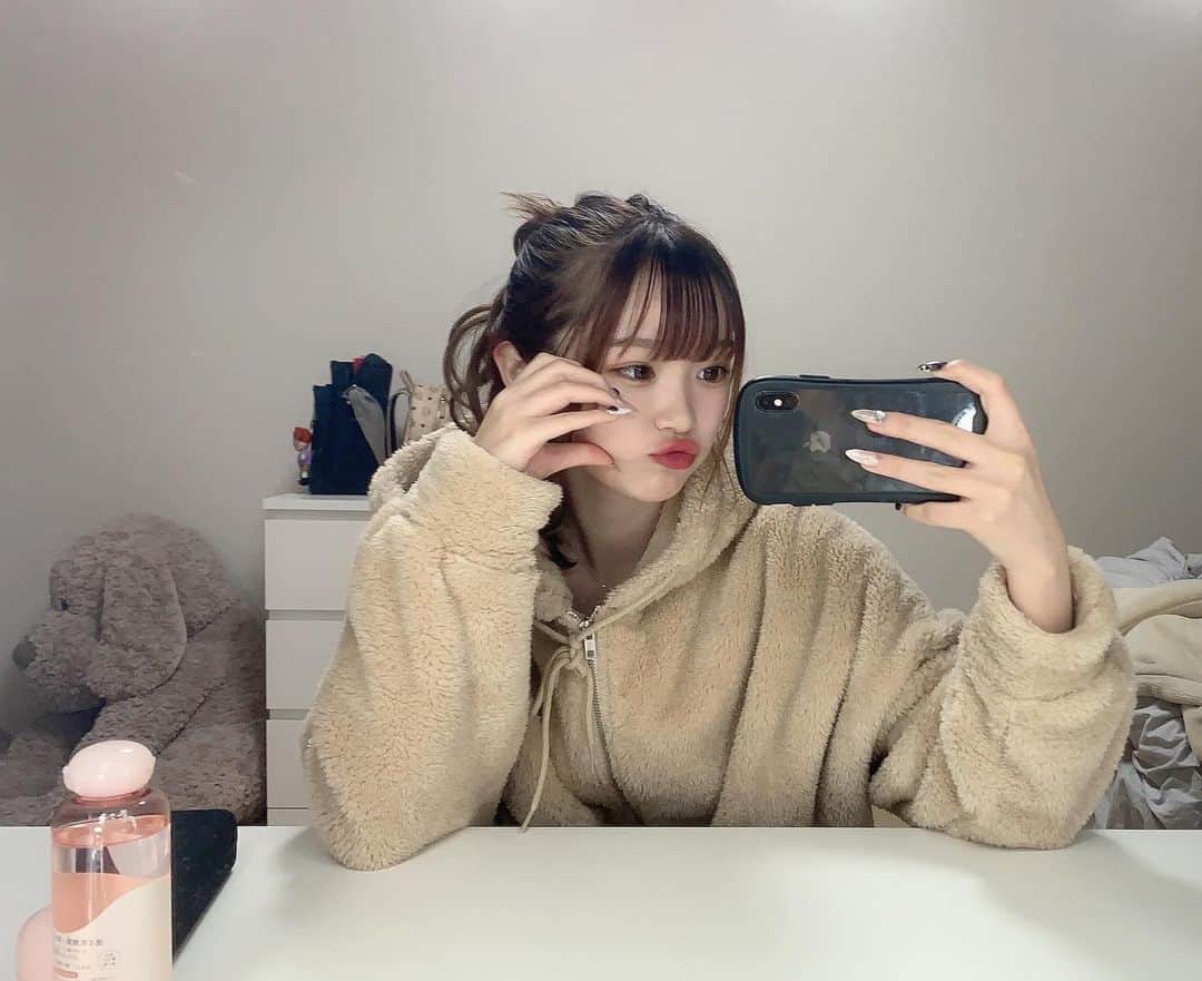 平野夢来（ゆぴぴ）のインスタグラム：「スマホケースが指紋だらけ🦈」