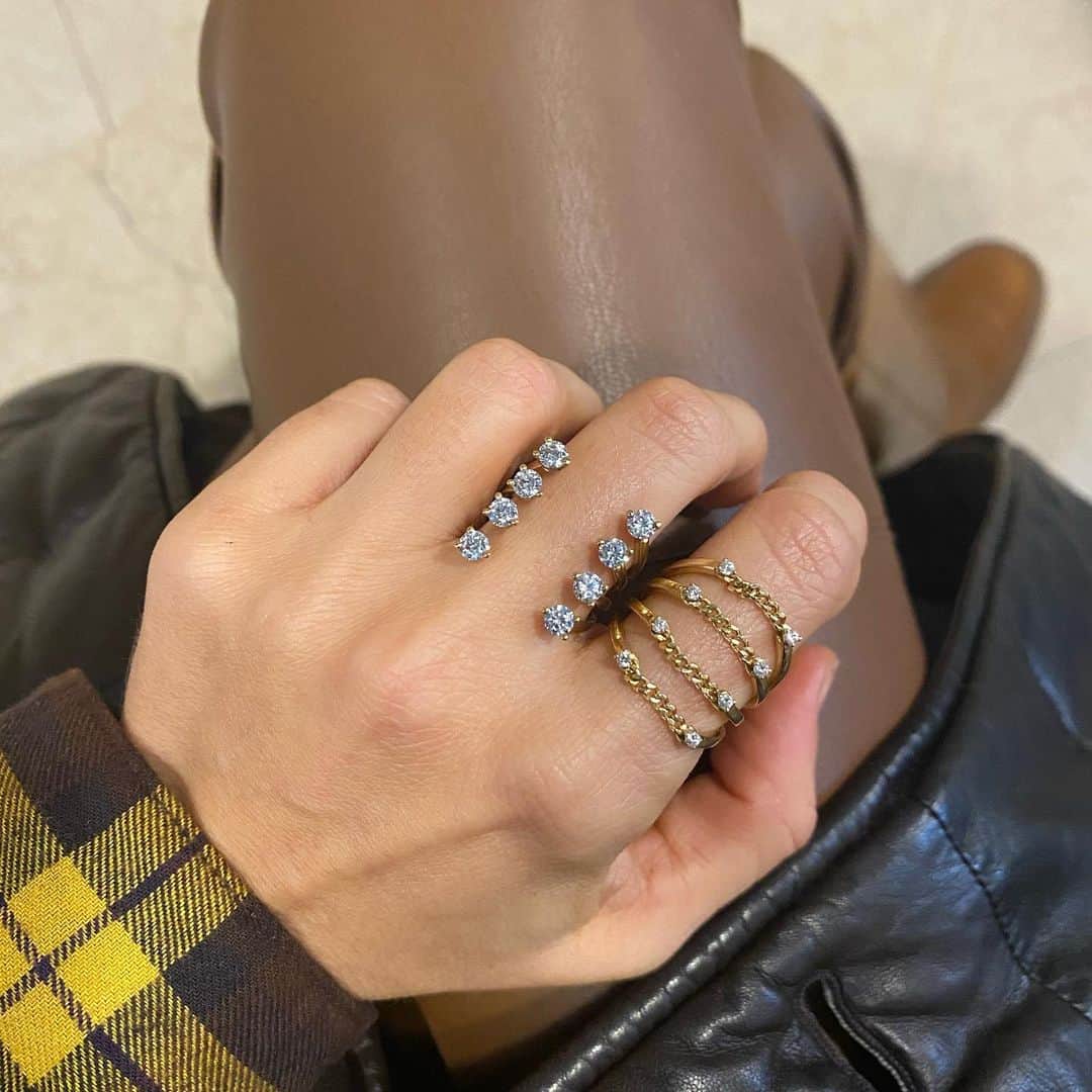 デルフィナデレトレズのインスタグラム：「A hand full of Dots rings 🤚🏻 ✨  18kt Gold chains Dots ring from the ‘Unchain my Art’ collection will be soon available   Stay tuned 📲  #delfinadelettrez」