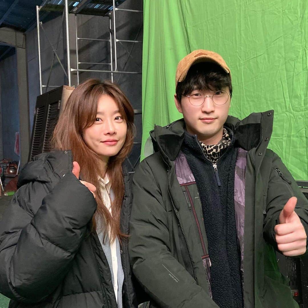 ソジン のインスタグラム：「#괴기맨숀 맨숀에 또 놀러가고싶따앙🙂 조바른 @bareunjo 감독님 쵝오🌷 사진 더 없어요? 이건 감독님만 잘나와쨔나요 ㅋㅋㅋㅋ」