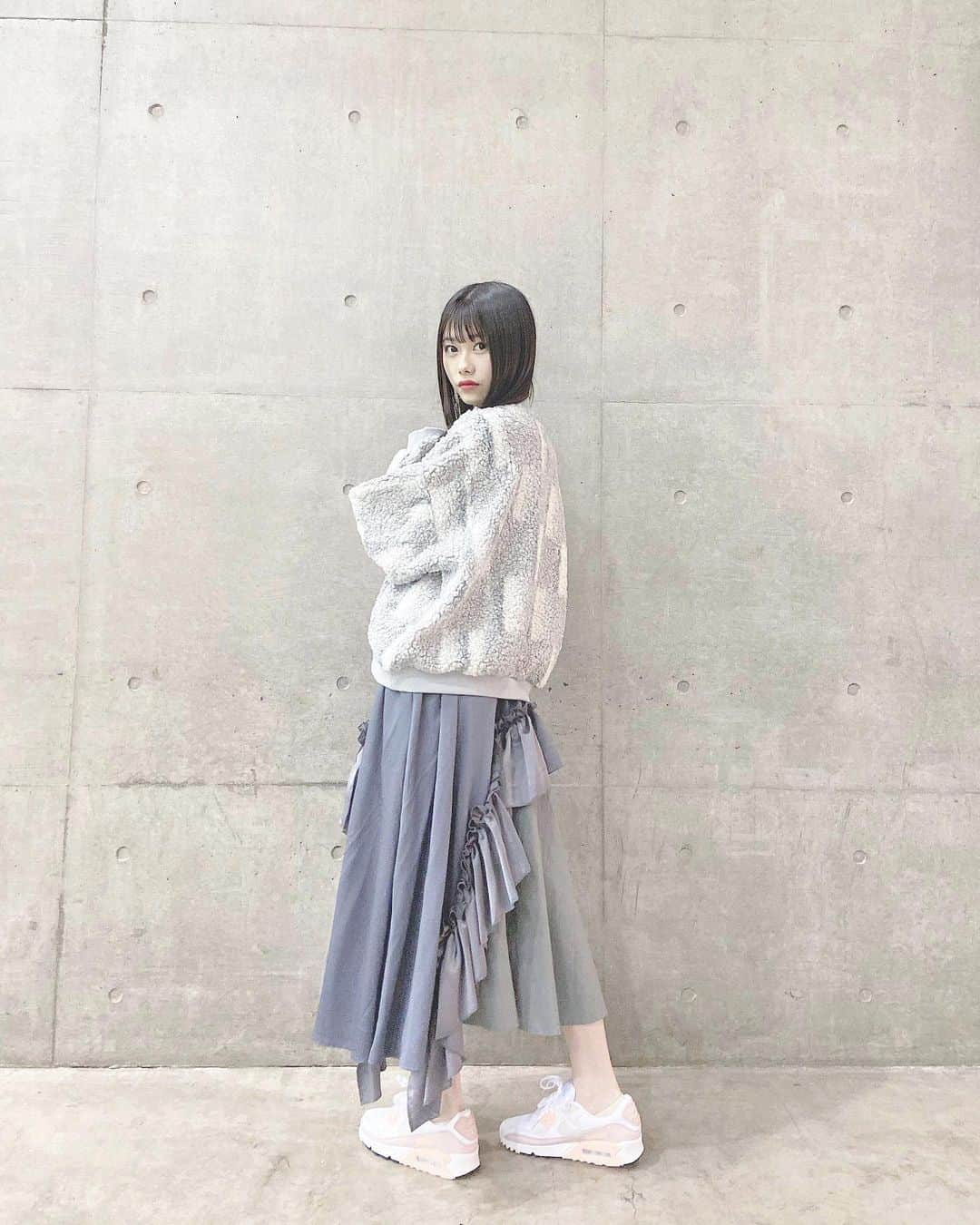 千葉恵里さんのインスタグラム写真 - (千葉恵里Instagram)「🌨♡﻿ ﻿ ﻿ ﻿ ﻿ ﻿ ﻿ オンラインお話し会﻿ 2日目の私服〜。﻿ ﻿ ﻿ ﻿ ﻿ トップス、ボトムスは﻿ #merryjenny さんの♪﻿ ﻿ ﻿ ﻿ ﻿ もこもことふりふりで﻿ 可愛い〜💌﻿ ﻿ ﻿ ﻿ ﻿ ﻿ ﻿ #merryjenny #もこもこ #ボア #ロングスカート﻿ #ふりふり #スポーティー #グレーコーデ #グレー﻿ #私服 #ootd #オンラインお話し会﻿ #akb48」1月19日 22時42分 - eriierii_1027