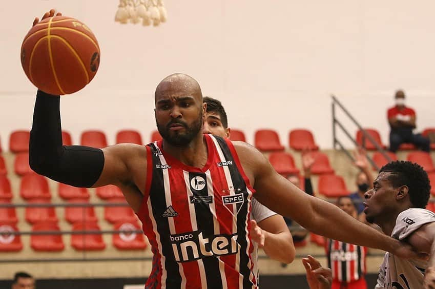 São Paulo FCさんのインスタグラム写真 - (São Paulo FCInstagram)「🏀🇧🇷 Georginho, Lucas Mariano e Renan Lenz foram convocados para a Seleção Brasileira de Basquete. O trio fará parte da equipe na última rodada das Eliminatórias para a AmeriCup - o Brasil já está classificado para o torneio. Os duelos serão contra Panamá (21/02) e Paraguai (22/02), na Colômbia.  #BasqueteTricolor  #VamosSãoPaulo 🇾🇪  📸 Rubens Chiri/saopaulofc.net」1月19日 22時45分 - saopaulofc