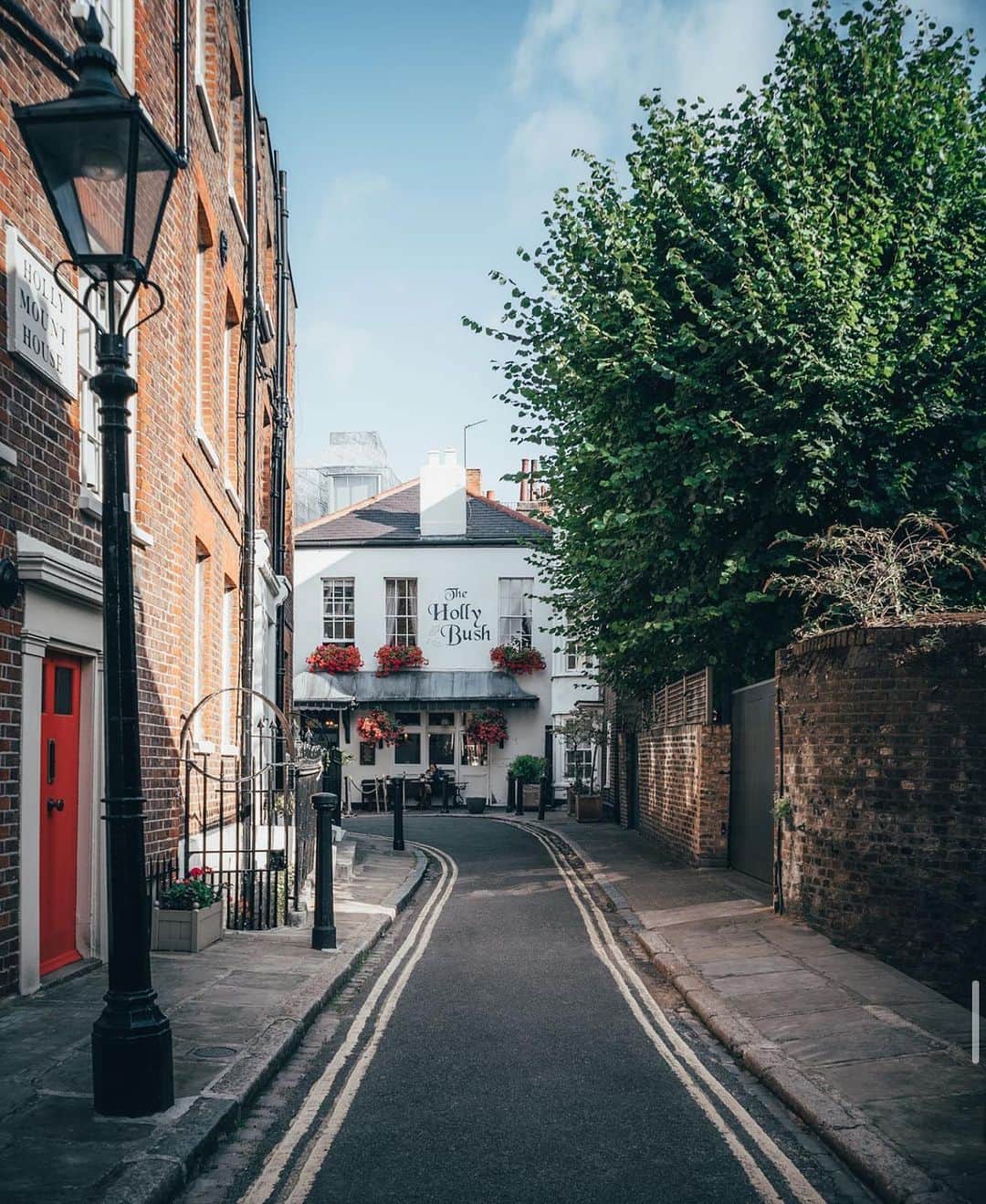 @LONDON | TAG #THISISLONDONさんのインスタグラム写真 - (@LONDON | TAG #THISISLONDONInstagram)「Anyone else longing for the day when we can return to our glorious pubs just to eat, drink and be merry? 🤷🏻‍♂️🥰 Wonderful reminder by @steven.maddison in #Hampstead outside @TheHollyBushPubHampstead - an 18th century pub serving cask ales and amazing food! Can’t wait for them to bounce back! 🙌🏼💕 ___________________________________________  #thisislondon #lovelondon #london #londra #londonlife #londres #uk #visitlondon #british #🇬🇧 #hampsteadvillage #londonpub #londonpubs」1月19日 22時45分 - london