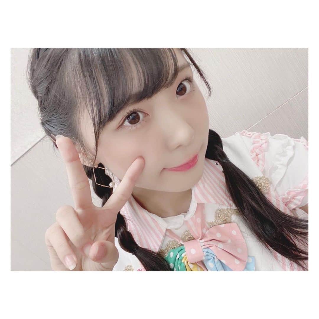 のインスタグラム：「何気に載せてなかった衣装の写真🤳🏻 これは#恋落ちフラグ のMVの時に着た衣装です🤍」