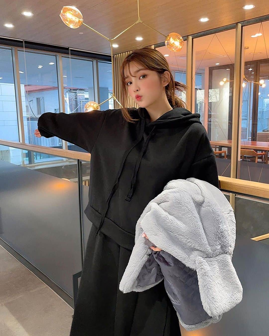 Chuuのインスタグラム：「너무 매력적인 후드 & 스커트 세트 💜🖤 단독으로 각각 착용하여도 매력적인 제품이지만  세트로 착용 하였을때 더욱 매력적인 아이템입니다  적당한 후드 탑과 롱한 스커트로 꾸민듯 안꾸민듯 착용하기 좋은 아이템❣️  #chuu #chuuseoul」
