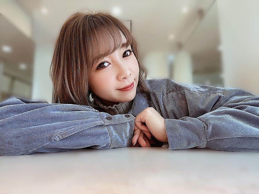 MIYUのインスタグラム：「今日も1日お疲れ様でした☺︎︎﻿ ﻿ ﻿ ﻿ 最近はこの水色のコーデュロイの﻿ セットアップコーデがお気に入りで﻿ 週2で着ちゃってます🦕♥️﻿ ﻿ ﻿ ﻿ 水色って新鮮ですが…﻿ いかがでしょうか、、？？🥰﻿ ﻿ ﻿ ﻿ ﻿ 昔はコーデュロイのことを﻿ コールテンと呼んでいたそうです！﻿ (母🐼情報…笑)﻿ ﻿ ﻿ ﻿ オシャレって本当楽しいな♩﻿ また全身コーデも投稿したいと思います😌﻿ ﻿ ﻿ ﻿ ﻿ 明日も頑張りましょう✨﻿ ﻿ ﻿ ﻿ ﻿ ﻿ #オリックス #Bs2020 #BsGirls #オリ姫﻿ #野球 #プロ野球 #オリックスバファローズ #超革新系﻿ #野球女子　#野球好き　#京セラドーム大阪﻿ #オリックス女子 #インスタ野球女子 ﻿ #ファッション #メイク #コーデュロイ #セーター﻿ #大人コーデ #オトナカジュアル #セットアップ﻿ #baseball #ORIX #Buffaloes #BINNOVATION﻿ #MIYU #miyu_337  #🐼」