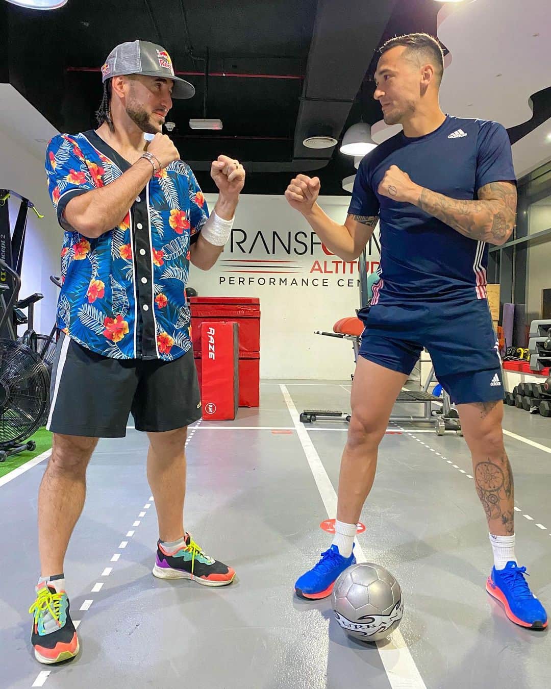ショーン・ガルニエのインスタグラム：「Séan VS Jason ! 💥 Comment who will win ! ✅ Revenge 😈 @jasondavidson91 @433 @coachnic_ @urbanball #Football #Fight #Urbanball #Urbanballer」