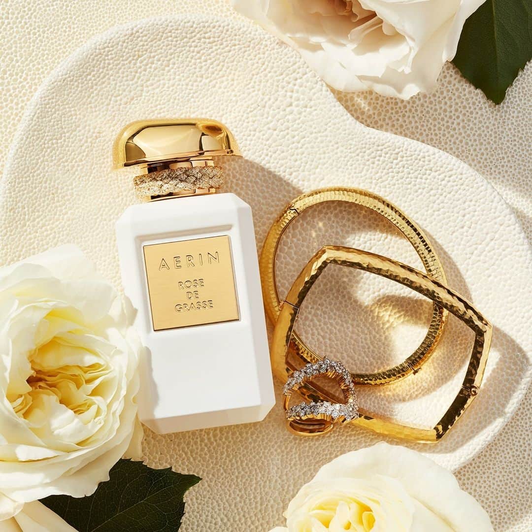 のインスタグラム：「Like an original piece of art, @aerin’s Rose de Grasse is meticulously crafted with an artisanal attention to detail.✨ Notes of rose centifolia, rose otto Bulgarian, and rose absolute exudes feminine elegance and grace. Tap to shop. #AERINBeauty ✨」