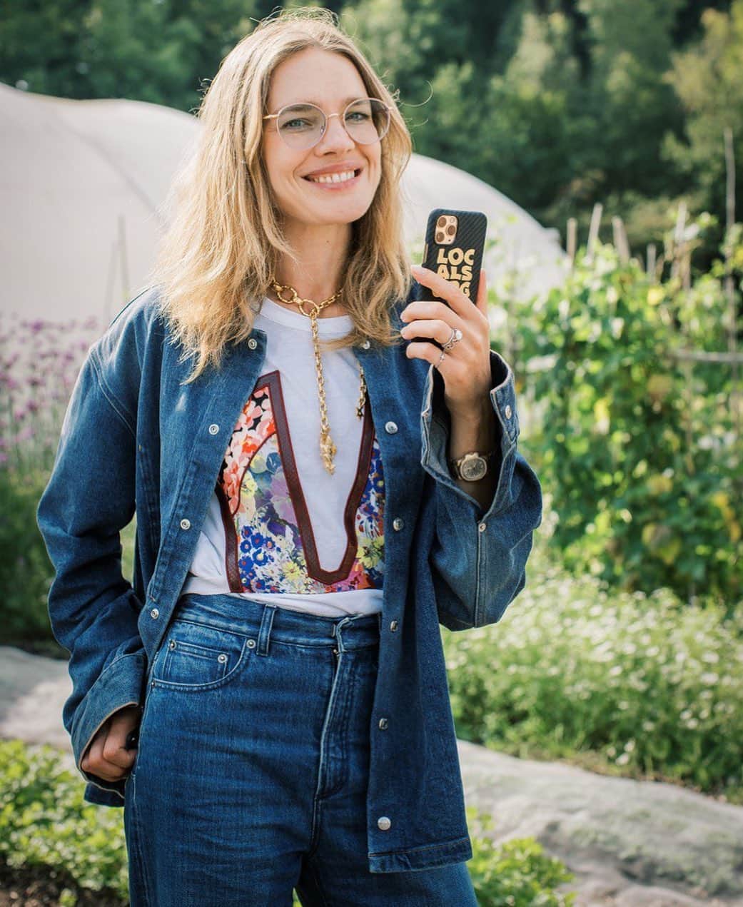 ナタリア・ヴォディアノヴァのインスタグラム：「My dear followers , this is a moment when I need your mighty help 😇 🪃🏋️‍♀️that will only take you a moment. The pandemic, anxiety and ubiquitous frustration did not stop 💪🏻 the Locals team from building a community of friends and creating meaningful connections 🛶  through fun experiences and supporting charity causes 😍.   Our Instagram account plays a vital part in the growth of the community. To be able to share links and use the swiping tools 🛠 we need to reach 10k followers. We are at 9500 now 🤞  Please-please support us by following @locals_org ⬅️ account 👐I promise you would not be disappointed by the content and the friends you are yet to meet! 🙌🏻 🎾🍤🎤  Дорогие, тот момент, когда очень нужна ваша помощь и помочь несложно 😃. Несмотря на пандемию, ступор и царящую всюду демотивацию 😖🤡, мы не сдаёмся и продолжаем развивать сообщество Locals, помогать людям находить друзей, делать совместные экспериенсы (ковид-safe) и помогать благотворительным фондам 💪🏻. лючевую роль в этом играет наш инстаграм.   Чтобы получить возможность добавлять делиться линками нам нужно дорасти до 10 тыс подписчиков 🚀.   Пожалуйста-пожалуйста, поддержите нас, подписавшись на @locals_org. Обещаю, будет много полезной и сподвигающей информации. 🤓  чтобы упростить вам задачу - просто тапните на телефон на фото и пройдя по линку, подпишитесь 😊」