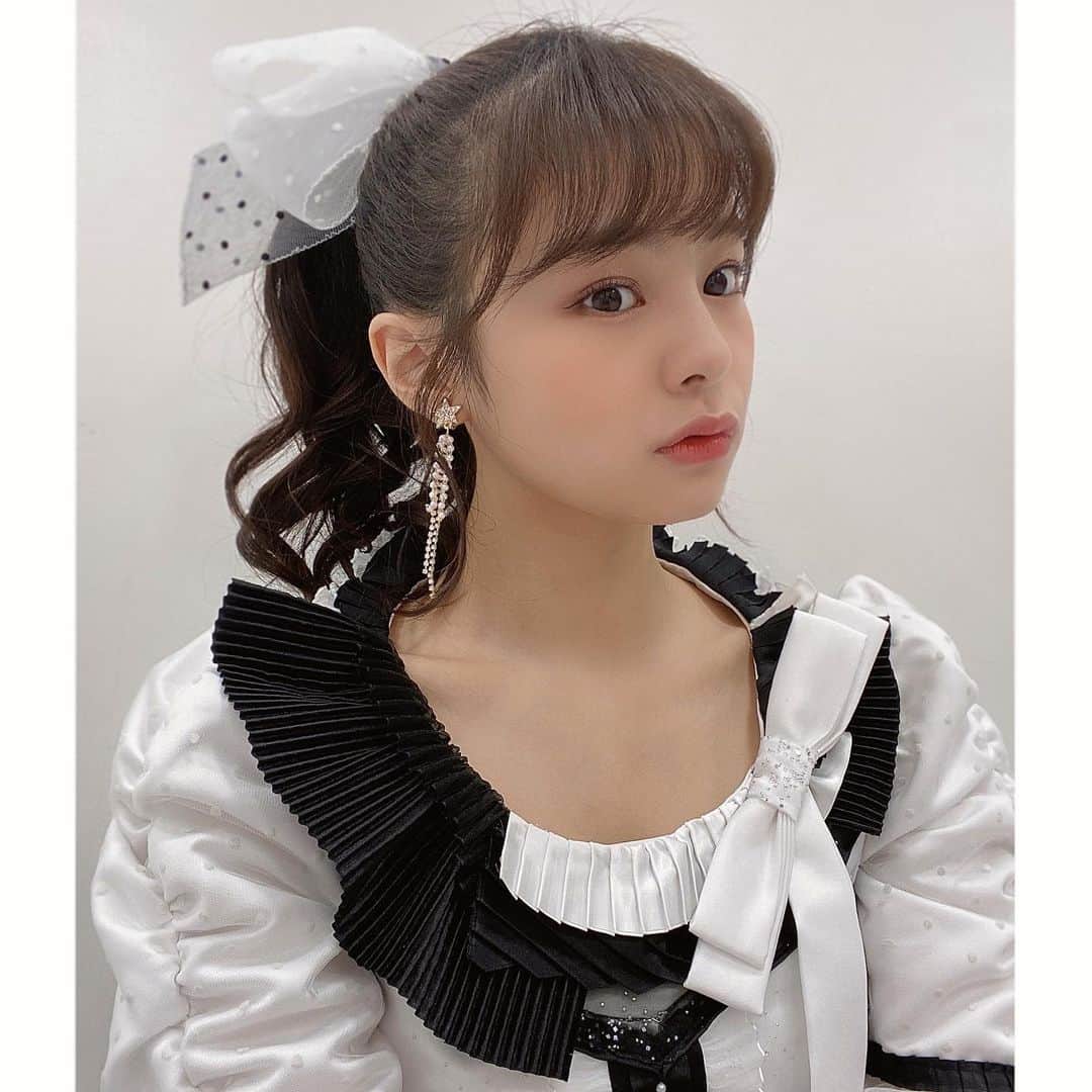 のインスタグラム：「* 今日は年明けてから初のソロ公演でした♡ 衣装の髪飾りがおおきいリボンだったのでポニーテールに☺️🎀 こんなにおおきいリボンをつけれるのもアイドルならではかな〜ってわくわくしました♪ #アイドル #ngt48 #ポニーテール #ポニーテールアレンジ #リボンアレンジ」