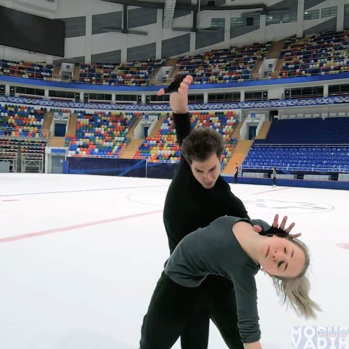 ルイ・トーロンのインスタグラム：「Il y a un an, nous partions au Championnat d’Europe à Graz. Voici un extrait de notre préparation 😎. 🎥 : @morus.vadim  #patinage #patinageartistique  #patinagemagazine #figureskating #iceskating #фигурноекатание #フィギュアスケート #isu #ffsg #patinajeartístico」