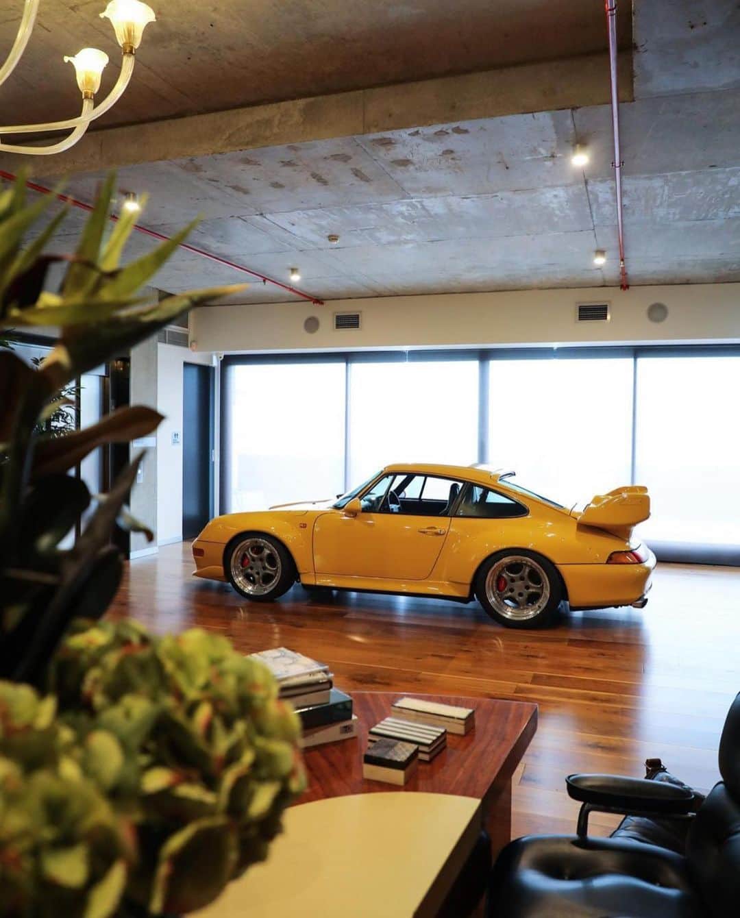 WATCHMANIAのインスタグラム：「Office furniture at its best.  @duttongarage」
