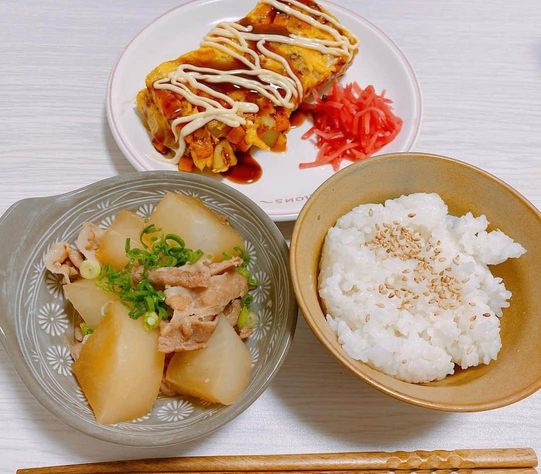 望月りささんのインスタグラム写真 - (望月りさInstagram)「今日の晩御飯👩🏻‍🍳 時短メニュー♡ *甘辛豚バラ大根 *お好み焼き風オムレツ #くっきんぐらむ」1月19日 23時06分 - mochizuki_0715