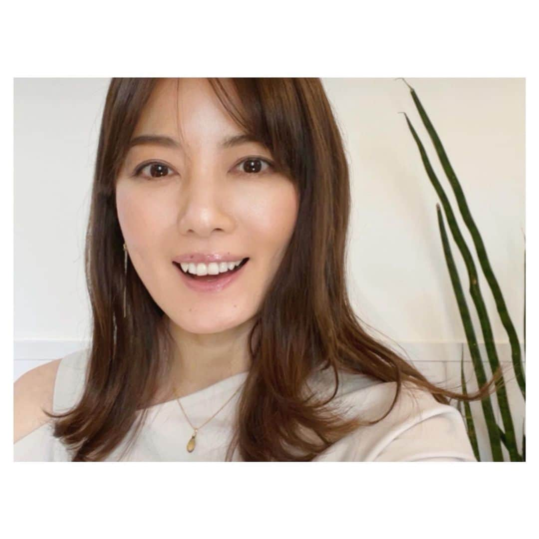 羽舞咲さんのインスタグラム写真 - (羽舞咲Instagram)「🎗Instagram Live﻿ ﻿ 先週土曜日﻿ インスタライブ﻿ 「エミフレッドの地球のどこかの愛としあわせ💓」﻿ ﻿ バリ・セブ・ニュージーランド・日本… 地球のいろいろなところから参加してくれて﻿ ありがとうございました！﻿ ﻿ 新年初でしたが ゆるっとはじまった会話が とても好きだったので﻿ 改めて書きますね (*´-`*)﻿ ﻿ ﻿ “ 自分のことを認めてくれる人と﻿ 一緒にいることがすごく大事だよね﻿ ﻿ 世界中の人に会えば絶対いるから﻿ 何もしなくても自分のことを好きでいてくれる人﻿ ﻿ そういう人に逢うために﻿ 出逢いを繰り返していくっていう感じかな "﻿ ﻿ ﻿ “ そのためには﻿ 『自分の軸』っていうのを﻿ しっかりしておかないと﻿ ステキな人が現れても﻿ 素敵だと気づけなかったりするから﻿ ﻿ ポイントは『自分の軸』をつくること﻿ ﻿ 『自分の軸』をつくったら﻿ 自ずと楽しさとか喜びが出てくる﻿  楽しさとか喜びの延長に﻿ 出逢いの場所に行く行動力があったりする﻿ ﻿ 自分自身を満たしてあげたら﻿ 勝手に出逢っていくから “﻿ ﻿ ﻿ ※IGTVで見られます﻿👀 ﻿ @fred_keisuke  ﻿ ﻿ ________ EVENT INFORMATION ________﻿ ﻿ 📸東京散歩！ナチュラルポートレート撮影会﻿ （日程＆場所フリープランも好評受付中‼︎）﻿ ﻿ 📻神宮前ラジオ @jingumae.fm﻿ 「羽舞咲のゆるゆるビューティ研究所」 （毎週水曜日オンエア）﻿ ﻿ 🧘‍♀️「EMARY」@emary_online﻿ 1ヶ月レッスン受け放題「0円」キャンペーン‼︎﻿ ヨガ・ダイエット・カラーセラピー・美腸﻿ 話し方・恋愛・片付け・マインドフルネス﻿ などなどすべて受け放題！﻿ ﻿ 心を込めてお届けします♡﻿ ﻿ @herbemi﻿ プロフィールリンクをチェック！！﻿ ﻿ ____________________________________﻿ ﻿ ﻿」1月19日 23時07分 - herbemi