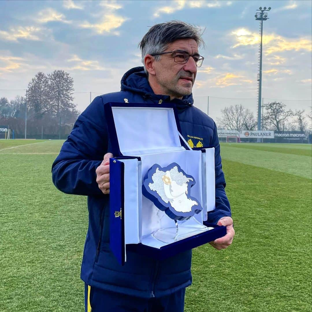 エラス・ヴェローナFCさんのインスタグラム写真 - (エラス・ヴェローナFCInstagram)「Il miglior allenatore del Triveneto della stagione 2019/20 🏆👏  @assocalciatori #USSI #HVFC #Juric」1月19日 23時08分 - hellasveronafc