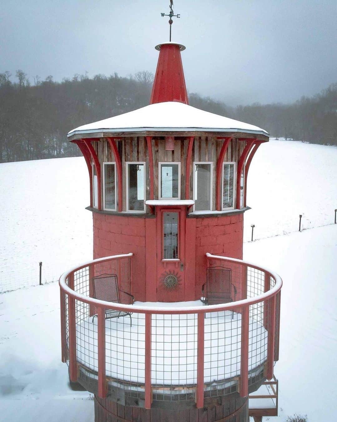 Airbnbのインスタグラム：「Superhost Karen transformed the silo of a 1950s dairy barn into a playfully inspiring space. Upon arrival, you’ll get hints about a secret compartment that hides a special gift for you. But the whole place feels like a gift—especially when you’re following the grapevine handrail up the spiral staircase to your big round bed.  Photo: @willsbeenhere」