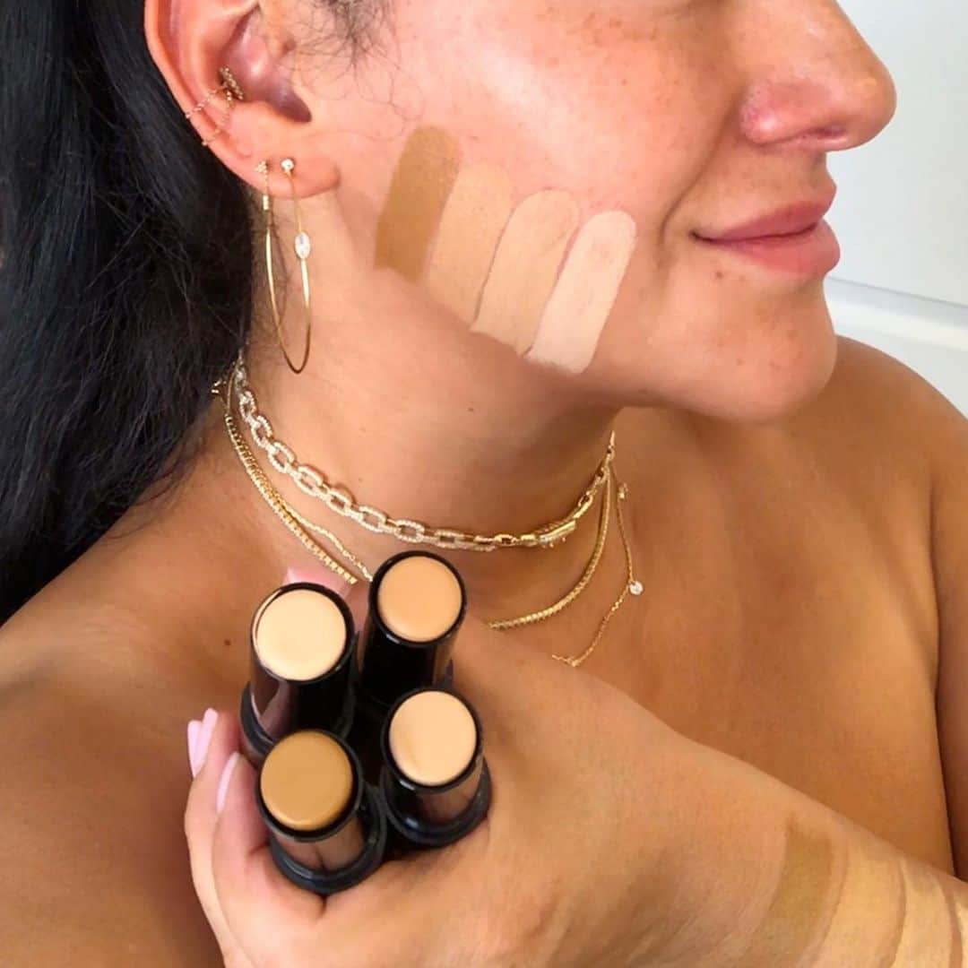 Motives Cosmeticsのインスタグラム：「Which one of these shades do you think is her foundation shade? ✨The best way to determine your foundation shade once you receive your Flawless Face Stick Foundation Bundle is by swatching them on the lower side of your face where the neck meets the face! That way you can best match your body to your face for a seamless blend. ✨   Featured is the Light to Medium Bundle! Tap the image to find your flawless match by taking our quiz 🖤」