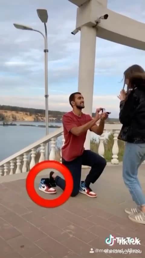 Foot Lockerのインスタグラム：「No creases..respectfully 😂 Tag someone that would do this. #becausesneakers   🎥: andrey_rymbu/TT」