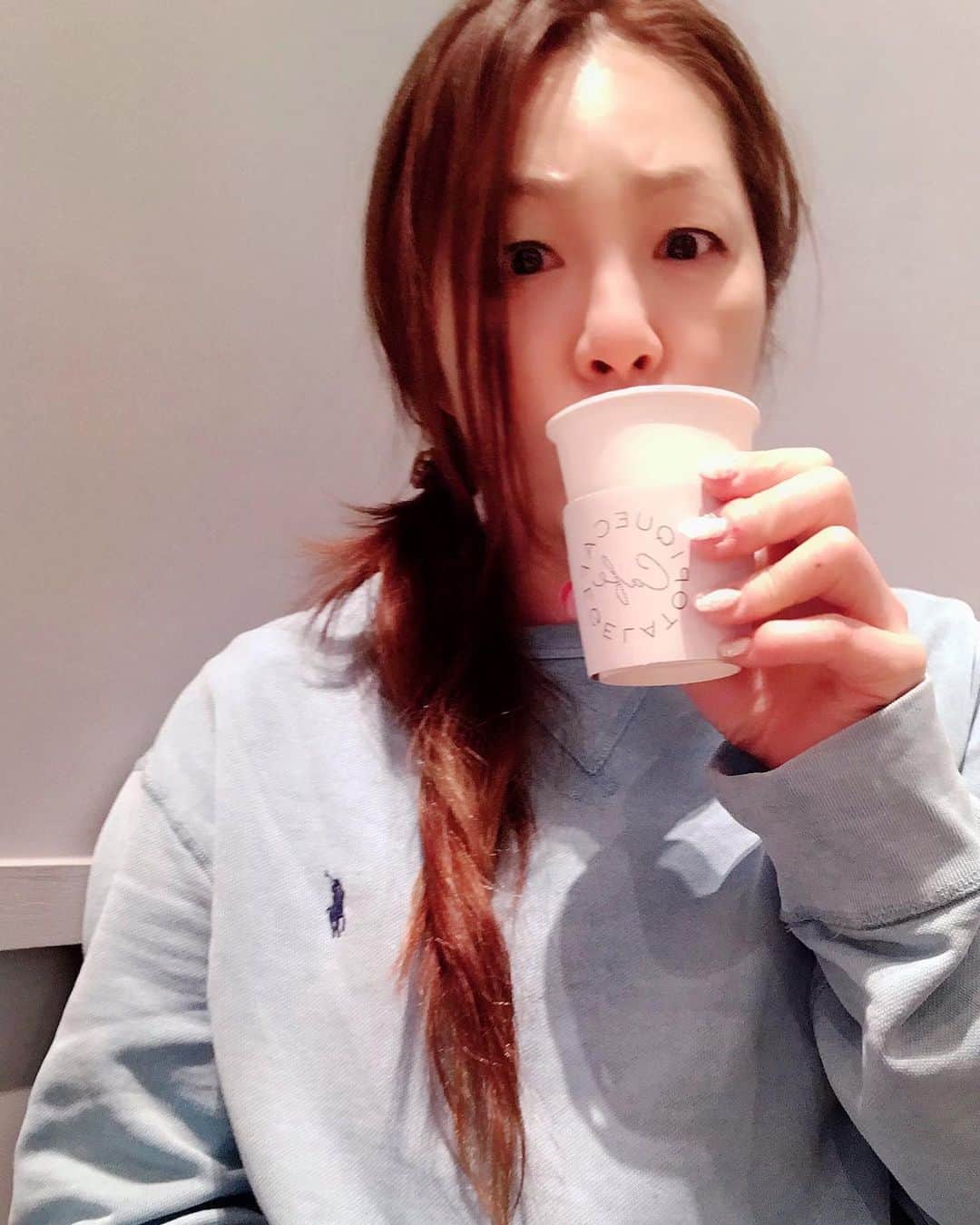 井上貴子のインスタグラム：「お友達の病院の先生から 電話かかってきて  「今貴子ちゃんどこ？」  私「あ。喫茶店です。」  「あとで連絡ちょうだい」  と言われ  かけなおしたとき 大爆笑して 「喫茶店って久々聞いたわーっ」って  （笑）  なんて言うの？？ カフェ？？とか？？  ウケる（笑）  Happyで^ ^  プロフィール画面に記載のURLより 通販サイト「神取屋」に飛べます^ ^  コロナ禍に携わる 全てのお仕事の皆様。  心から 感謝しています。  引き続き油断せず お気をつけて お過ごし下さいませ。  #井上貴子  #LLPWX #女子プロレス #紅緒と柊音 #トイプードル #喫茶店 #gelatopiqué #LLPWX通販サイト神取屋 #TikTokはじめてみた #Twitterも見てね #感謝 #STOPCOVID19」