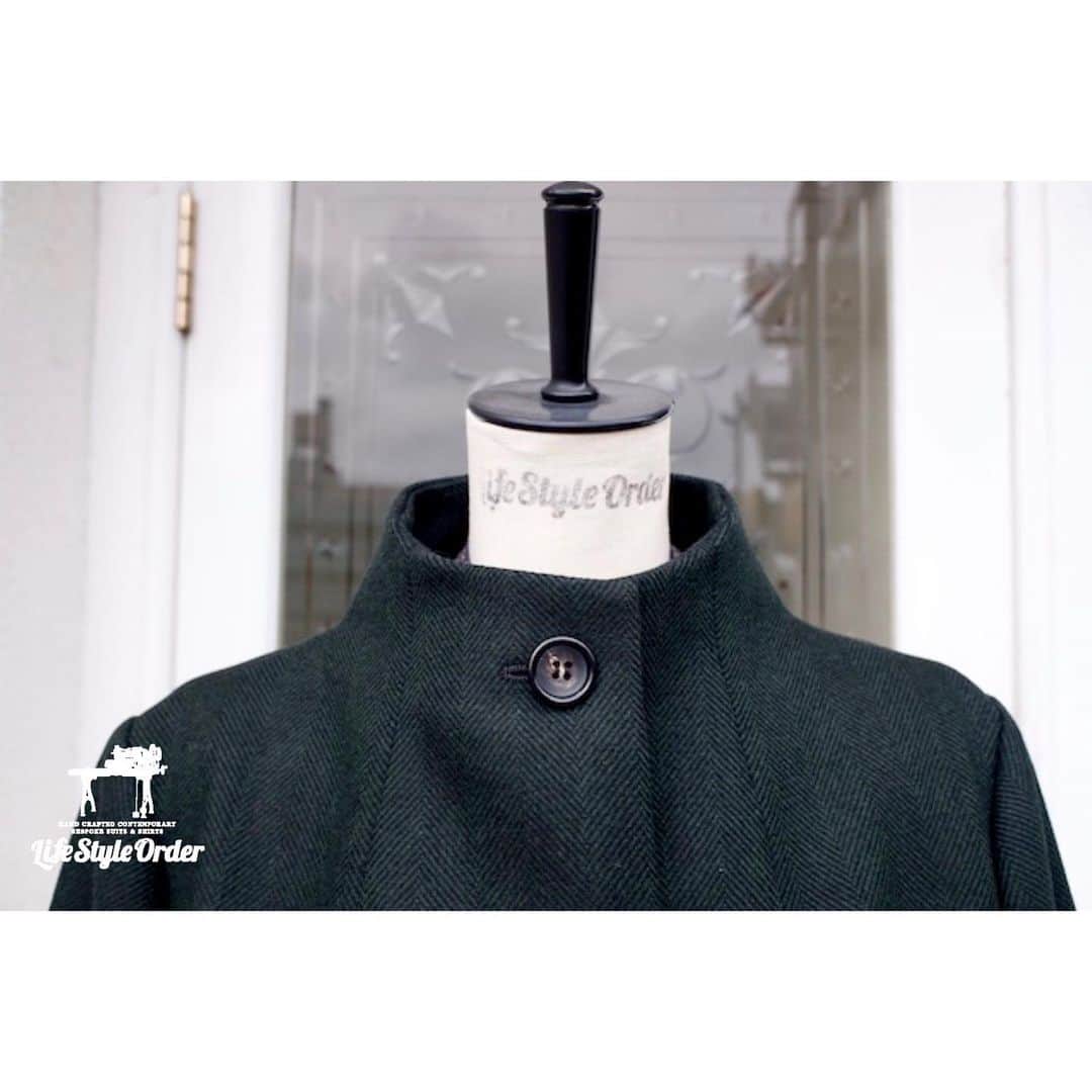 life_style_orderさんのインスタグラム写真 - (life_style_orderInstagram)「< women's × coat >﻿ ﻿ ﻿レディースのショートコート。 厚地でグリーン色のヘリンボン柄生地でお仕立てしました。  裏地はブラックウォッチ柄。 ﻿ ﻿ -----------------------------------------﻿ 11:00-19:00 木曜定休日﻿ 完全予約制﻿ ※HPのコンタクトフォームよりお願いします﻿ -----------------------------------------﻿ ﻿ #lifestyleorder #ライフスタイルオーダー #オーダーコート #コートスタイル #スタンドカラーコート #レディースコート #ショートコート #コート #グリーンコート #ブラックウォッチ」1月19日 23時24分 - life_style_order