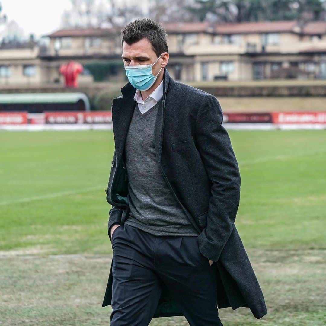 ACミランさんのインスタグラム写真 - (ACミランInstagram)「👊 @mariomandzukic meets Milanello 🔴⚫  #ReadyToUnleash #SempreMilan」1月19日 23時24分 - acmilan