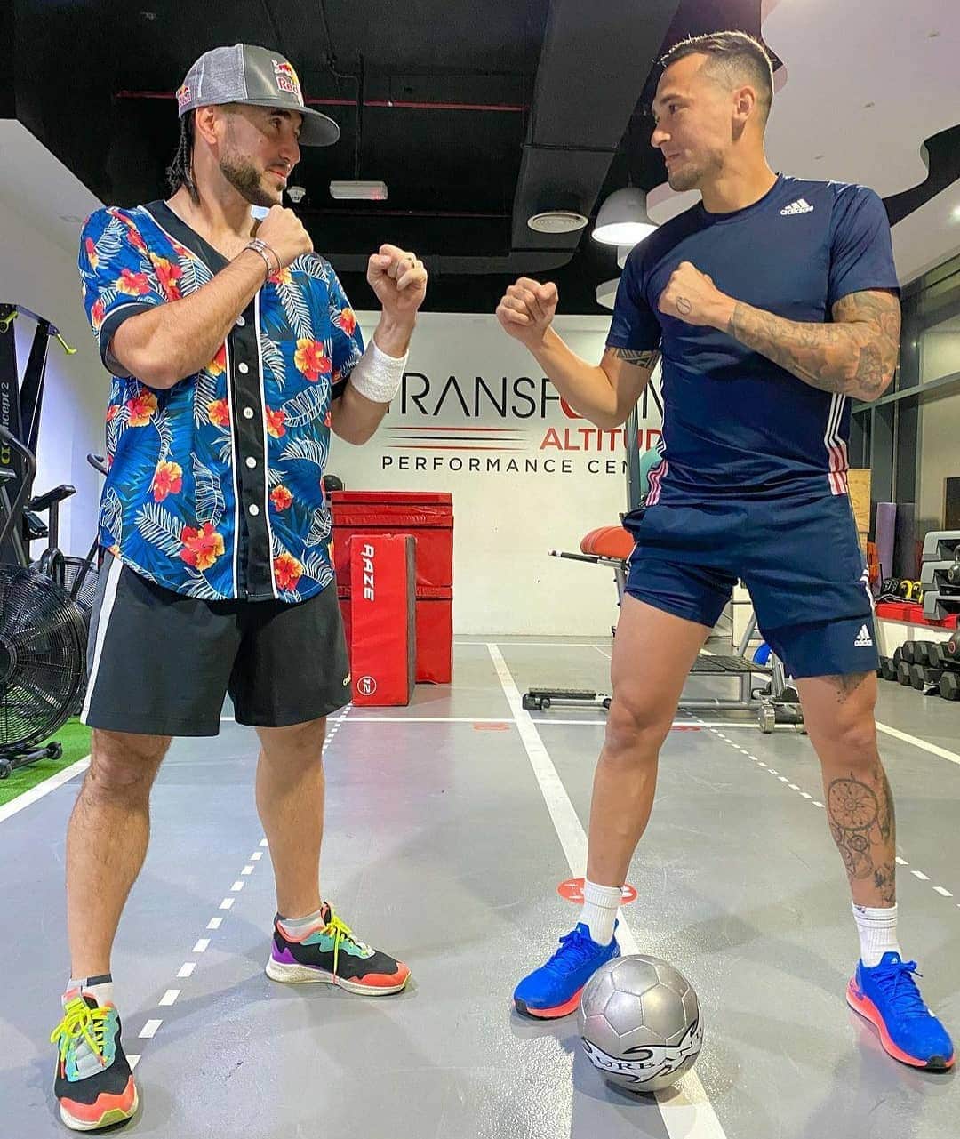 ジェイソン・デイビッドソンのインスタグラム：「TIME TO BATTLE 🥊⚽️   Check out @seanfreestyle page for the outcome. WHO wins the revenge battle ? 🇫🇷 v 🇦🇺」