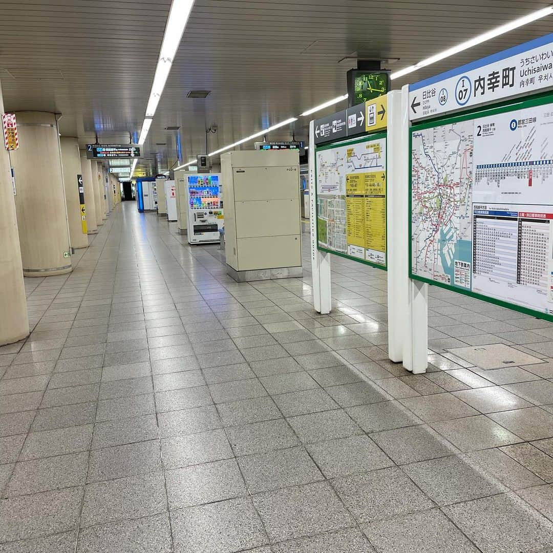 赤平大のインスタグラム：「23:00新橋。空腹。人がいない。店、開いてない。空腹。内幸町の駅。私しかいない。空腹。 こんなお菓子自販機、誰が買うんだ？と思い続けた私のバカ。すごく助かるよ！満足。 #新橋 #ゴーストタウン #内幸町駅 #お菓子 の #自販機 #ブルボン #ウィングラム #一番好きなのは #バームロール #チョコリエール が次点」