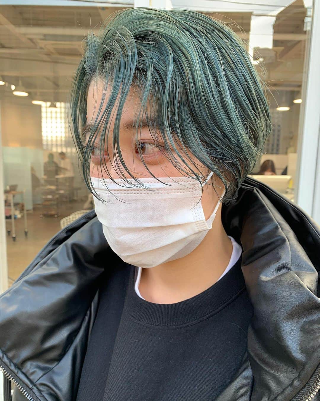 nanako itoのインスタグラム：「short bleach×1 color butter  . 🦎🐊🪐」