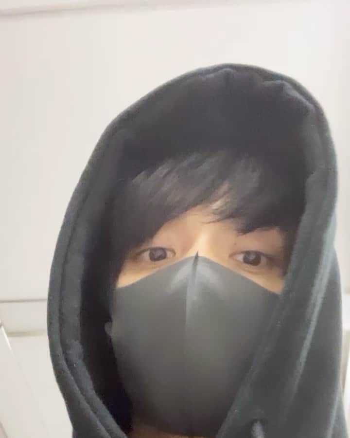 大原海輝のインスタグラム：「咀嚼。  僕はただ見下しているわけではなく。自分の居場所を確認する作業だ。  高層ビルから夜の深夜高速を呆然と見つめる。 ああ、まるで血液のようだ。上下に行き交う赤と白を目で追う。不規則に混じり合う様を見て、僕はその一部になるのかと思い嫌気がさした。  ため息混じりでエレベーターに乗り、鏡に映る自分を咀嚼する。 いまだにその一部になり切れていない姿に安堵しつつもタクシーに乗る。  日本交通の吉井さんは律儀に扉を開け名前を伝える。いつも通りのコースに間違いはないと伝え窓ガラスに頭を埋めた。冷たい。年が明けたばかりの東京は、芯まで染める。そうやって僕はその一部になるんだ。」