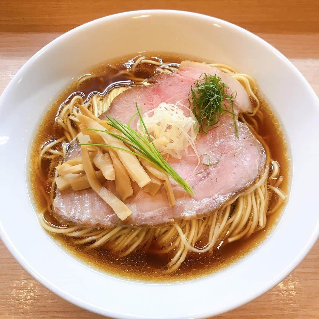 無化調ラーメン「ゆきふじ」のインスタグラム：「『中華そば』  実は12月半ばから、ずっと中華そばの試作を繰り返していました。 具材選び、脂の選定、出汁の取り方etc  やっと納得いく仕上がりになりましたのでご報告です。 先ずはチャーシューごと具材を奥に移動させてください。 具材は一つ一つの味わいを麺と一緒にお試しください。  いま出来る限りの最高峰なので、よろしければ一度お試しください。  #中華そば#しょうゆラーメン #醤油ラーメン #出汁 #あっさり#あっさりラーメン #大葉 #針生姜 #芽ネギ」