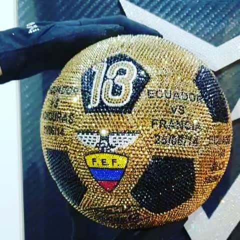 のインスタグラム：「Muchas gracias amigos @mrblingcolombia por este hermoso regalo 🤗」