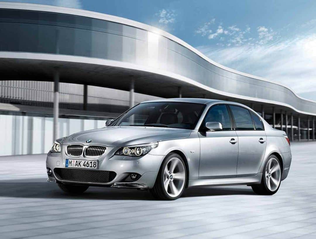 BMW Thailandさんのインスタグラム写真 - (BMW ThailandInstagram)「พบกับปรากฏการณ์แห่งความกล้าของ BMW ที่ได้ฉีกกรอบเดิมๆ ตั้งแต่ที่เคยมีมา นี่คือ BMW 5 Series เจเนอเรชันที่ 5 หรือ E60 รุ่นปฏิวัติการดีไซน์!!  นับตั้งแต่ที่ BMW ได้เริ่มเปิดตัว E12 ในปี ค.ศ. 1972 ถือเป็นเวลากว่า 31 ปี ที่ BMW 5 Series ได้รับกระแสตอบรับที่ดีจากทั่วโลกทั้งในด้านการดีไซน์ เทคโนโลยี และขุมพลังที่ไม่เป็นรองใคร และการพัฒนาที่ไม่เคยหยุดนิ่ง  จนมาถึงปี ค.ศ. 2003 ที่ BMW ได้เซอร์ไพรส์โลกอีกครั้งด้วยการก้าวออกจาก Comfort zone และเปิดตัว BMW 5 Series เจเนอเรชันที่ 5 หรือ E60 โฉมใหม่กับการเปลี่ยนแปลงการดีไซน์ครั้งยิ่งใหญ่อย่างกล้าหาญ และด้วยรูปลักษณ์ที่ดูโฉบเฉี่ยวล้ำสมัยเกินใครในขณะนั้น ทำให้ E60 ได้รับการวิพากษ์วิจารณ์เกี่ยวกับการดีไซน์เป็นอย่างมาก แต่ด้วยเทคโนโลยีจากอนาคตที่อัดแน่นและสอดคล้องกับดีไซน์อันล้ำสมัย อาทิ ระบบ iDrive ระบบ Adaptive Cruise Control เซนเซอร์ถอยจอด Head-up Display และการคิดค้นโครงสร้างน้ำหนักเบาที่ช่วยกระจายน้ำหนักของตัวรถแบบ 50:50 ทำให้ E60 กลายเป็นรถแห่งนวัตกรรมที่ประสบความสำเร็จไม่ต่างจากรุ่นพี่ E39 ด้วยยอดขายถล่มถลายกว่า 1.4 ล้านคันทั่วโลก  เตรียมพบคำตอบของการเปลี่ยนแปลงครั้งใหม่ พร้อมลุ้นเป็นเจ้าของ BMW ในราคาเพียงครึ่งล้าน!! เฉพาะผู้ที่ชม BMW Virtual Experience เท่านั้น  20 มกราคมนี้ 2 ทุ่มตรง รับชมพร้อมกันทั่วประเทศ ได้ที่ Facebook และ YouTube ของ BMW Thailand Facebook : https://bit.ly/2KnXOna YouTube : https://bit.ly/2NgNy1d  #BMW #BMWTH #THE5 #E60 #TheBMW5SeriesHistory #BMWVirtualExperience #Areyoureadytochange #JOYisBMW #สุนทรียภาพแห่งการขับขี่」1月19日 23時34分 - bmwthailand