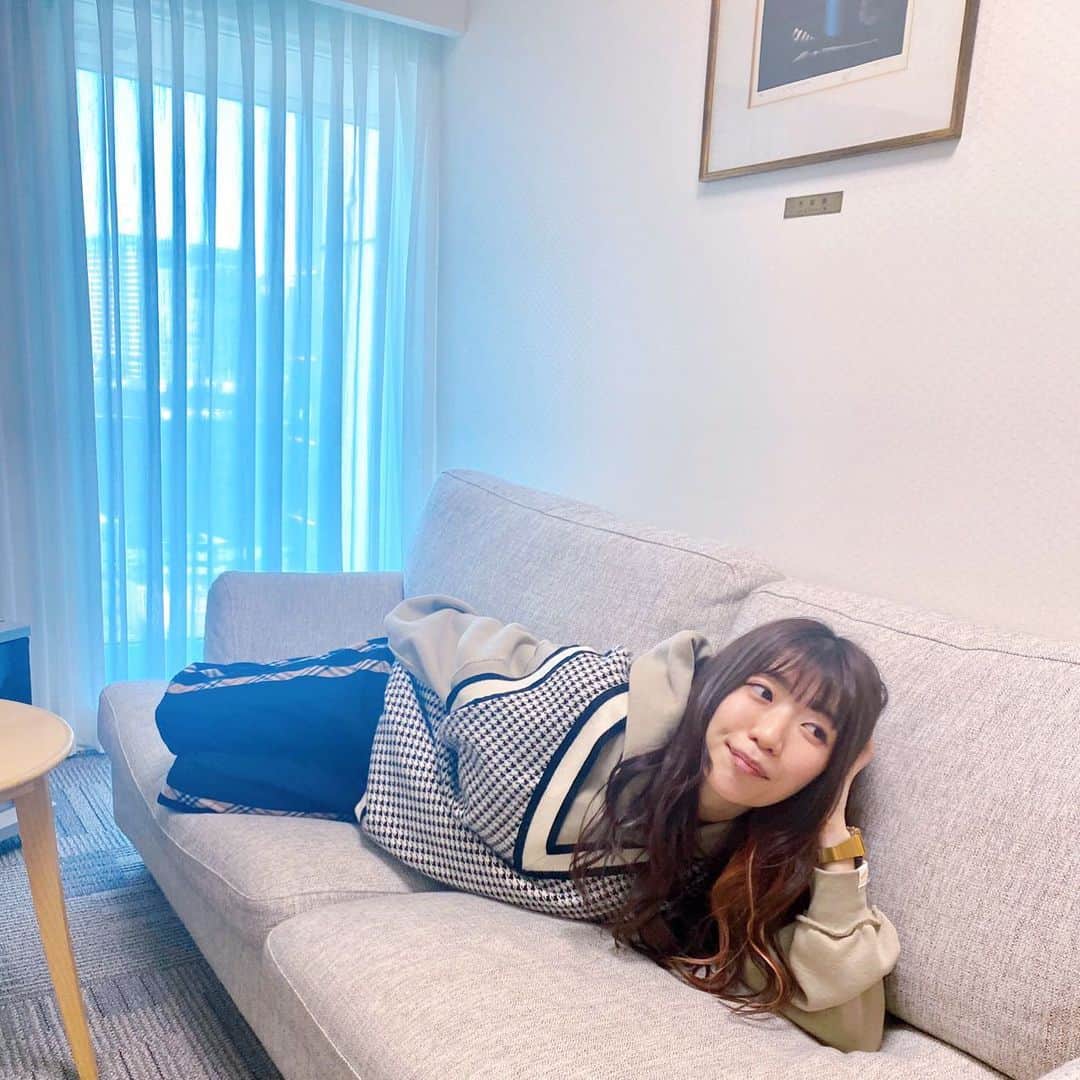 ぱいぱいでか美のインスタグラム：「普段と違う楽屋にはしゃぎつつシャンプー載せます。 . この前の有吉反省会の収録のとき普段と違う靴脱ぐタイプの楽屋で テンションあがって撮ってもらった😂 というのはさておき髪の毛全体がちゃんと写ってる写真あんまなくてこれ選んだんですが ここ1ヶ月くらいDianeの新シリーズ使ってます！ 頂いてからずっと使ってみてていい感じだったので載せさせてもらいます✌🏻 ボトルが環境に配慮されていて 動物実験も行われておらず ヴィーガンコスメ的な(シャンプーってコスメじゃないけどなんて言えばいいんだ) 感じなのでそういうのに気を遣いたい人にもおすすめです。 ヴィーガンコスメとかその類って使用感を不安視される方も多いんですが キシむこともなく艶も出るし香りもいいし自分にはすごく合ってます！ 菜食主義ではないですができる範囲で配慮していけたらいいなー と思って生活に少しずつ取り入れています🐇 シャンプーは他にも使ってるのあって この前ファンの人からもらったのもいい香りで好きなのでそっちを使ってる時もあります！ . #ダイアンボヌール #ヴィーガン処方 #dianebetrue」