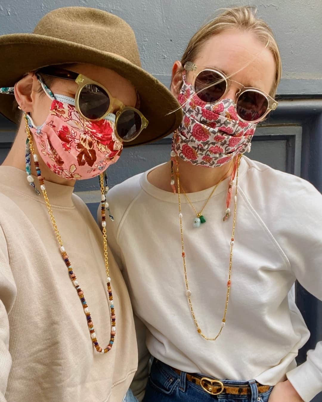 リジー フォルトゥナートさんのインスタグラム写真 - (リジー フォルトゥナートInstagram)「Sis & I showing you how we like to style and wear our new Mask Keepers 〰️ which can also be converted to a sunglasses chain (or necklace!) once masks are officially a thing of the past 😷👉😎 #lizziefortunato」1月19日 23時35分 - lfjewels