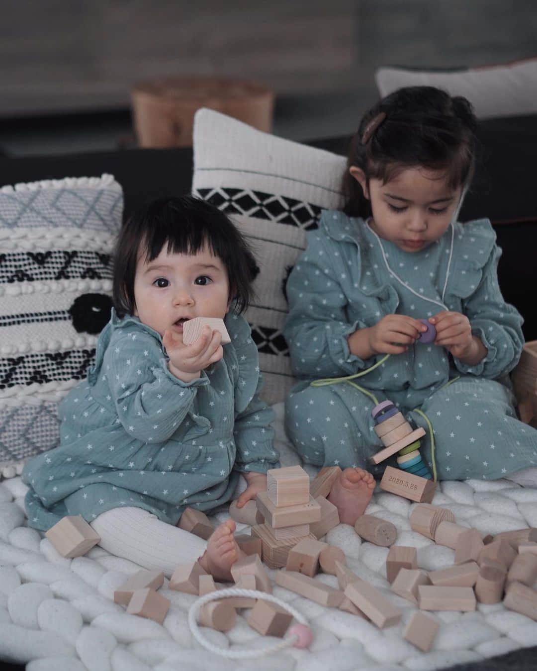 大橋菜央さんのインスタグラム写真 - (大橋菜央Instagram)「Play time﻿♡ ﻿ ﻿ ﻿ ﻿ ついさっきまで積み木の取り合いをしていたのに﻿ 姉妹コーデだとなんだか仲良さげに見える不思議🤣﻿ ﻿ 以前Annが着ていた @babyandkids_sloawshore PETIT INDIのチュニックがとても重宝したので﻿ 柄違いのワンピースを⭐️﻿ ﻿ カメラを向けるとだいたいAnnはカメラ目線﻿ Miaは黙々と自分のしたいことを続けてる笑🧒🏻👶🏻 ﻿ ﻿ ﻿ ﻿ #playtime  #sisters👭 #linkcode #生後7ヶ月 #7mnthsold #おかっぱ赤ちゃん #5月28日生まれ #えくぼちゃん #ハーフベビー #令和ベビー #35monthsold #2y11m #2歳11ヶ月 #たれ目 #たれ眉 #miababyliving #sloawshore #スローキッズ」1月19日 23時36分 - naoliving
