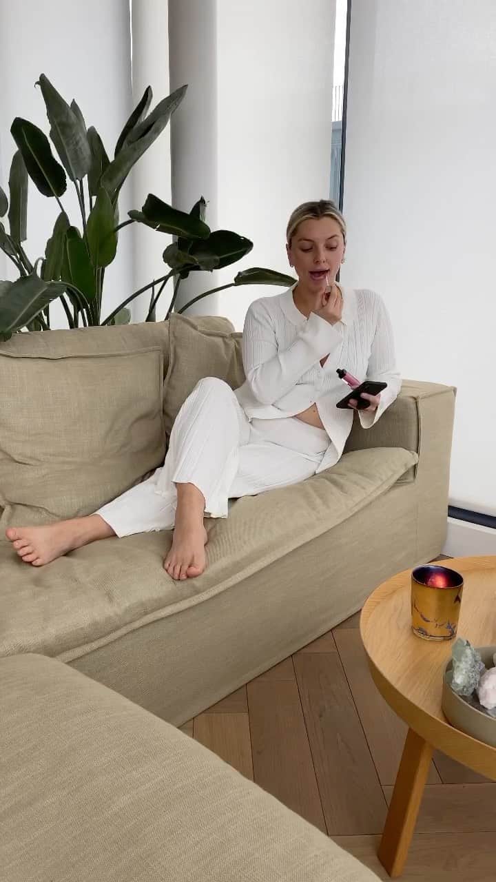 Estée Lalondeのインスタグラム：「WHEN BAE SAY HE‘S COMING OVER 💄💅🏼 Tag your pals that can relate!」
