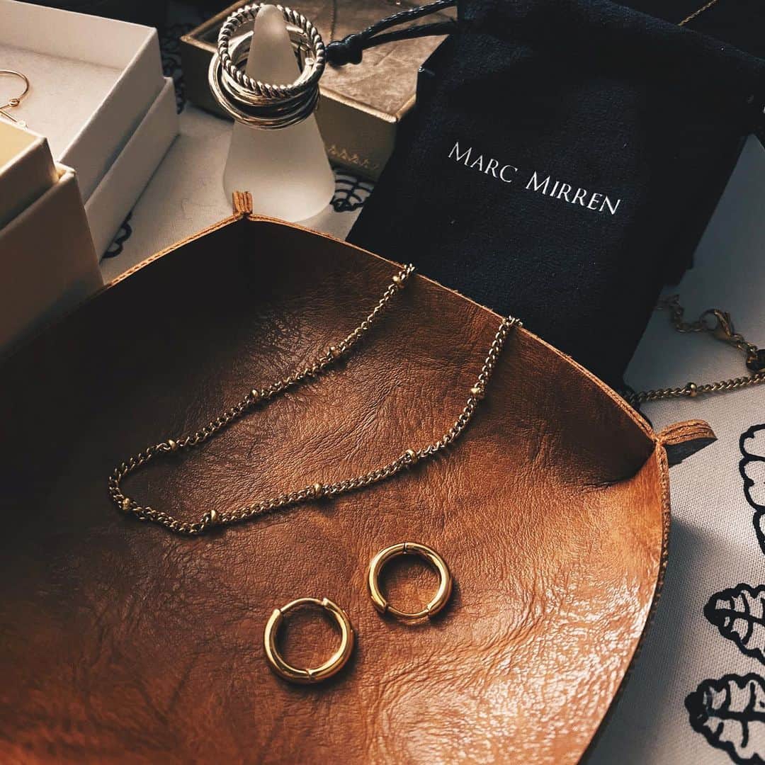 unoさんのインスタグラム写真 - (unoInstagram)「マークミレン @marcmirren 様のアクセサリーのコラボレーション企画に参加させていただきました！ フープピアスとチョーカーです。撮るのが下手すぎましたが着画も3枚目に。 ㅤㅤㅤㅤㅤㅤㅤㅤㅤㅤㅤㅤㅤ フープピアスは先日投稿したeteのものよりも少し大きめな「シグリットスモールフープ」。 髪を下ろしていてもキラッと輝いてくれるサイズ感で、 カジュアルさがありつつも上品につけることができます。 フープのサイズはこれよりも小さいもの、大きいものもありバリエーションが豊富なのも魅力。 ㅤㅤㅤㅤㅤㅤㅤㅤㅤㅤㅤㅤㅤ チョーカーは、他の方の投稿を見ていて何度も素敵だなと思った「オーブチョーカー」。 首元の詰まったスウェットを着ることが多いので、こういうチョーカーが欲しかった…！ シンプルながらも個性があって、主張しすぎずに輝くのが嬉しい。 装飾も少なく、息子に引きちぎられる心配もありません←切実… ㅤㅤㅤㅤㅤㅤㅤㅤㅤㅤㅤㅤㅤ どちらも金属アレルギーの起きづらいサージカルステンレスが使用されているのと、 K18コーティングがされているのできちんとした輝きがあります。 お値段もそこまで高くないのに上質に見えるので、集めたくなる…！ 個人的に追加でリングやピアス、ネックレスを買おうかと悩み中… ㅤㅤㅤㅤㅤㅤㅤㅤㅤㅤㅤㅤㅤ 公式サイトにて15%OFFのクーポンコード発行いただいていますので、 気になる方はよかったらご利用くださいー！ unobox15（期限→2021/4/4まで） https://marcmirren.com/ @marcmirren ㅤㅤㅤㅤㅤㅤㅤㅤㅤㅤㅤㅤㅤ #marcmirren #detailsbymm #マークミレン #北欧ジュエリー #pr ㅤㅤㅤㅤㅤㅤㅤㅤㅤㅤㅤㅤㅤ ----------------------------- ウィンターキャンペーン開催中！ ・期間中、「3つ商品を買うと1番値段の安いアイテムが１つ無料」 ・特別15%割引コードを使うとお得になります！  ・送料無料＆30日以内、返品・交換無料  スウェーデンでつくられた、女性による女性のためのデザイン。 金属アレルギー体質の人にも優しい、サージカルステンレスが使われています。 個人差はありますが、比較的アレルギー反応が出にくい素材のため、多くの方にお楽しみいただけます。 -----------------------------」1月19日 23時41分 - unobox