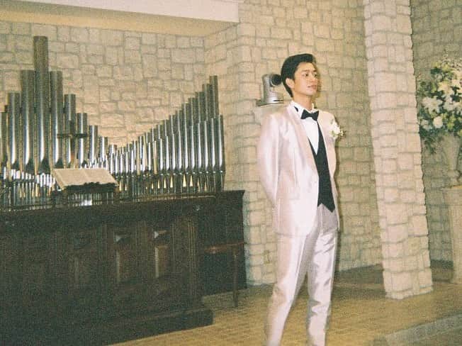 「年の差婚」ドラマイズム【公式】のインスタグラム：「.  ／ #年の差婚 放送まで あと1時間😳😳⚡️ ＼  💫MBS 24:59〜 TBS 25:28〜  タキシード晴海さん🤵‍♂️🖤 もうすぐ５話です〜！！ﾄﾞｷﾄﾞｷ  ４話のショーン様は いまのうちに観てくださいね⚡️ https://tver.jp/corner/f0065350  1〜4話は #TELASA で独占配信中🐢♡ https://www.telasa.jp/series/11167  #葵わかな #竹財輝之助 #松本若菜 #小野寺晃良 #吉野北人 #河井青葉 #徳井優 #吹越満 #原因は自分にある。 #hankun  #ほっこりキュン」