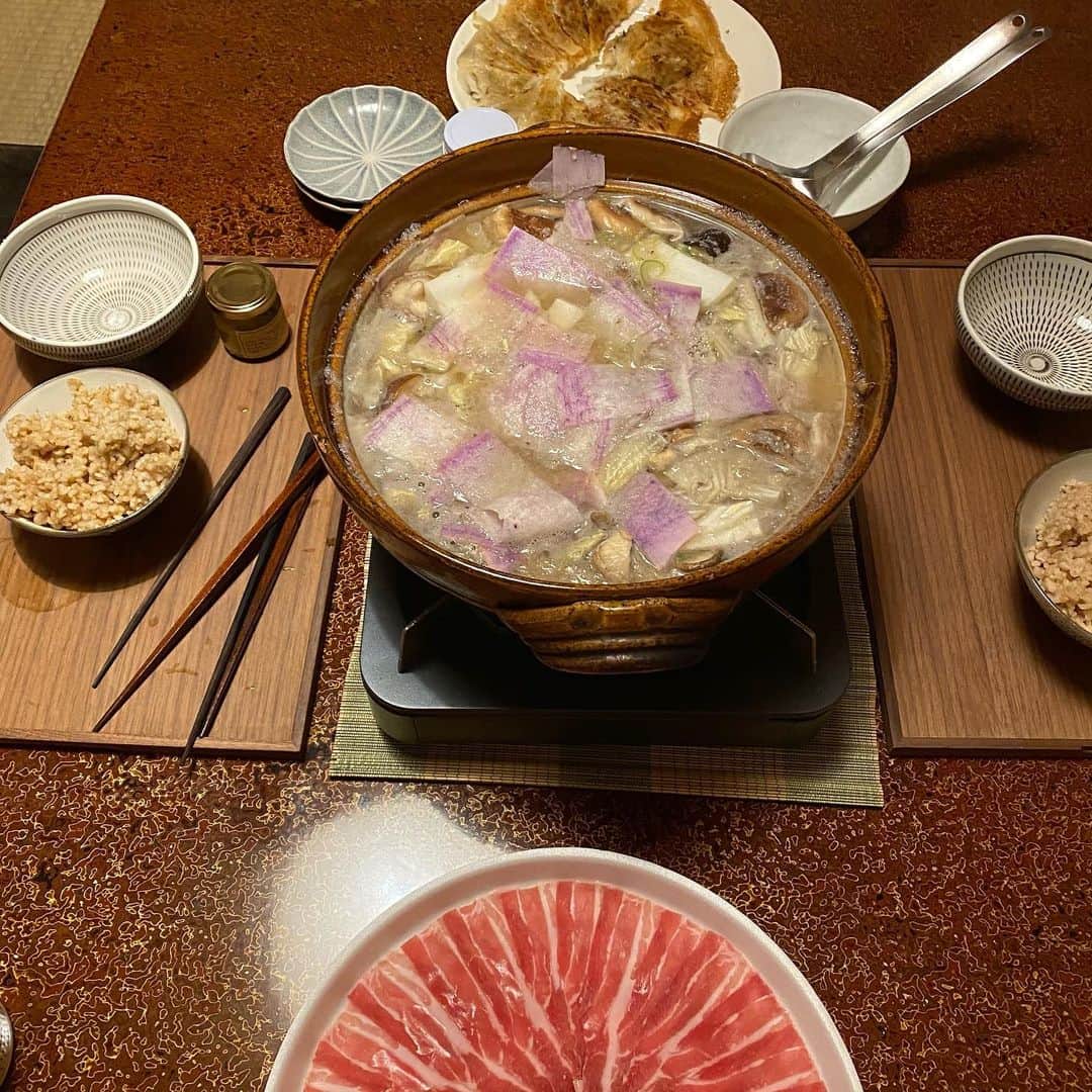 熊谷真実さんのインスタグラム写真 - (熊谷真実Instagram)「晩御飯。 和室で食べると旅館みたい。 お蕎麦の出汁汁で食べるしゃぶしゃぶ鍋にレンコンのすりおろしと白菜と椎茸と薄切り大根をいれました。 美味しかったー。 薬味は色々。 みかんすこは三日日で 塩麹柚子胡椒は鴨家キッチン ニンニク柚子胡椒は福岡県添田町  薬味が大好き。 それと、餃子。どこのだっけ！浜松には間違いない。 #晩御飯#蕎麦だししゃぶしゃぶ#黒豚しゃぶしゃぶ #栄養満点#三ヶ日ミカンスコ#柚子胡椒#薬味が好き#一日一食になりそう」1月19日 23時44分 - mami_kumagai310