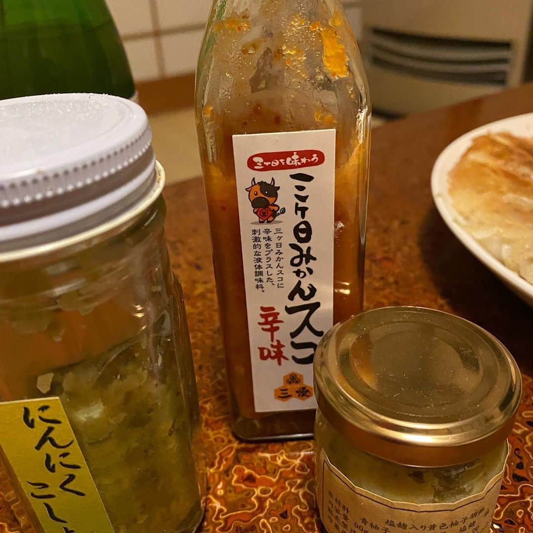 熊谷真実さんのインスタグラム写真 - (熊谷真実Instagram)「晩御飯。 和室で食べると旅館みたい。 お蕎麦の出汁汁で食べるしゃぶしゃぶ鍋にレンコンのすりおろしと白菜と椎茸と薄切り大根をいれました。 美味しかったー。 薬味は色々。 みかんすこは三日日で 塩麹柚子胡椒は鴨家キッチン ニンニク柚子胡椒は福岡県添田町  薬味が大好き。 それと、餃子。どこのだっけ！浜松には間違いない。 #晩御飯#蕎麦だししゃぶしゃぶ#黒豚しゃぶしゃぶ #栄養満点#三ヶ日ミカンスコ#柚子胡椒#薬味が好き#一日一食になりそう」1月19日 23時44分 - mami_kumagai310