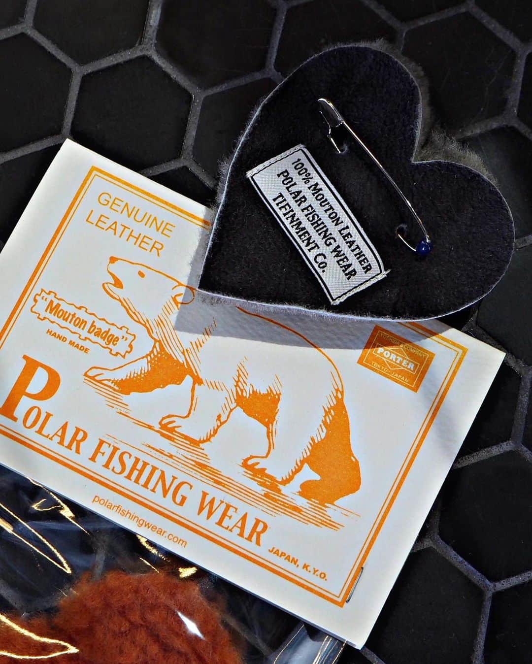 吉田カバン 表参道さんのインスタグラム写真 - (吉田カバン 表参道Instagram)「. "POLAR FISHING WEAR"  本日は柔らかな手触りと愛くるしいフォルムが特徴的な「POLAR FISHING WEAR （ポーラーフィッシングウエア）」のPORTERオリジナルムートンバッジをご紹介いたします。  POLAR FISHING WEARは2014年にブランドをスタートし、アウトドアスポーツをモチーフに独自の視点からアイテムを製作しています。 こちらのムートンバッジは、フライフィッシングで使用される毛針を引っ掛けておくためのワッペンをモチーフにしたアクセサリーです。巻毛が特徴で温かみのあるウールシープをメイン素材に採用しています。 サークル型やスクエア型が定番ですが、PORTERオリジナルではハート型に仕上げ、PORTERならではのオレンジと、この冬新たにオリーブを追加しました。 留め具にはドイツの「Prym（プリム）」社製の安全ピンを使用。アウターやバッグなどに付けることで印象を大きく変えられるアイテムです。  是非店頭でご覧ください。  POLAR FISHING WEAR for PORTER ORIGINAL Mouton Badge（Heart） ￥2,600（税別）   ※PORTER MARUNOUCHIでの展開はございません。予めご了承ください。  #yoshidakaban #porter #luggagelabel #吉田カバン #ポーター #porteryoshida #porterflagshipstore #porterstand #madeinjapan #japan #polarfishingwear #moutonbadge #accessory #exclusive #badge #mouton #orange #olive」1月19日 23時49分 - porter_flagship_store
