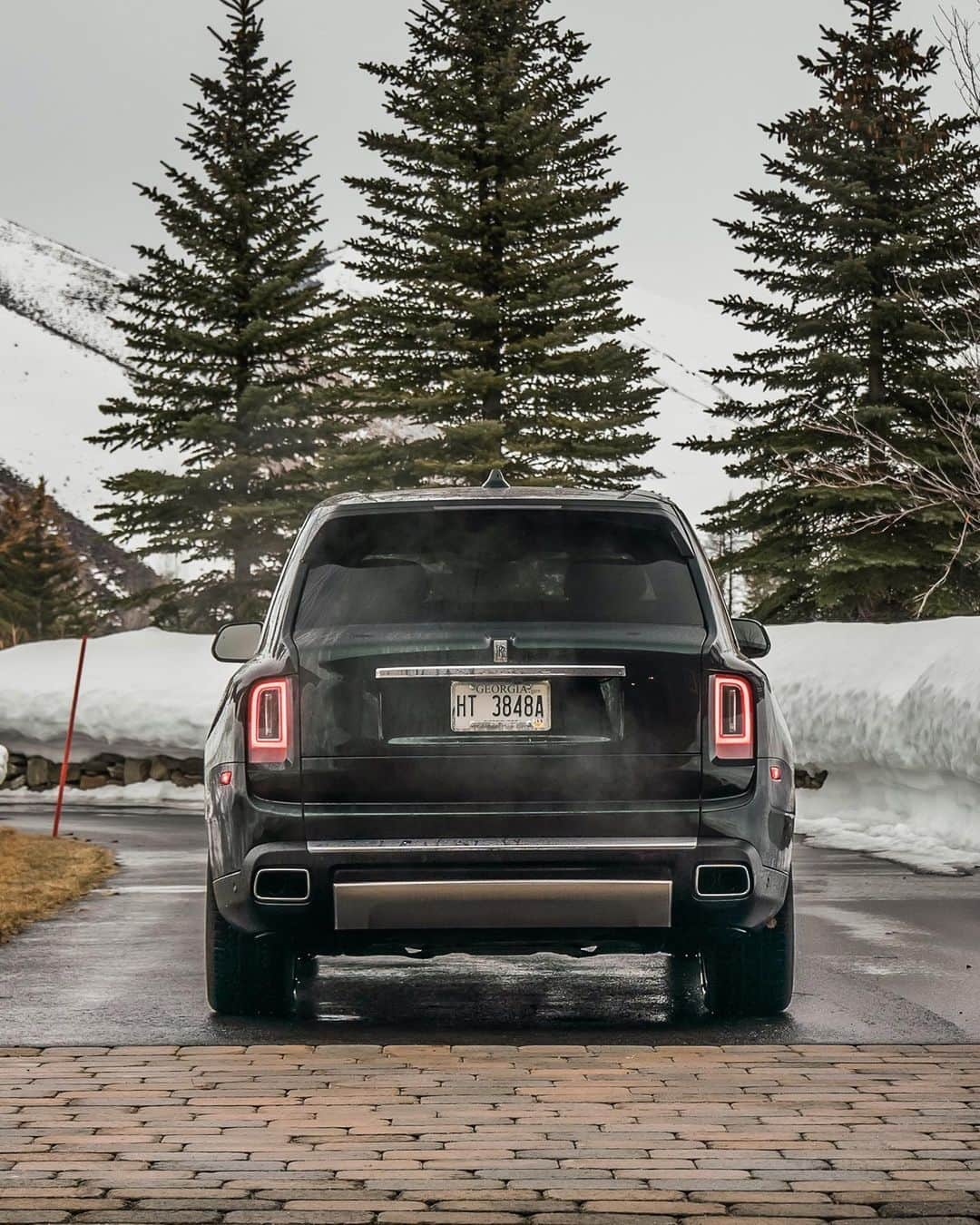 ロールス・ロイスさんのインスタグラム写真 - (ロールス・ロイスInstagram)「Journey in supreme luxury with Cullinan.   Harsh outdoor conditions are all but forgotten within the sumptuous comfort of its generous interior.  Discover #RollsRoyceCullinan; link in bio.  #GoAnywhereEffortlessly  — NEDCcorr (combined) CO2 emission: 330-328 g/km; Fuel consumption: 19.5 mpg / 14.5 l/100km; WLTP (combined) CO2 emission: 361-344 g/km; Fuel consumption: 17.8-18.6 mpg / 15.9-15.2 l/100km」1月19日 23時50分 - rollsroycecars