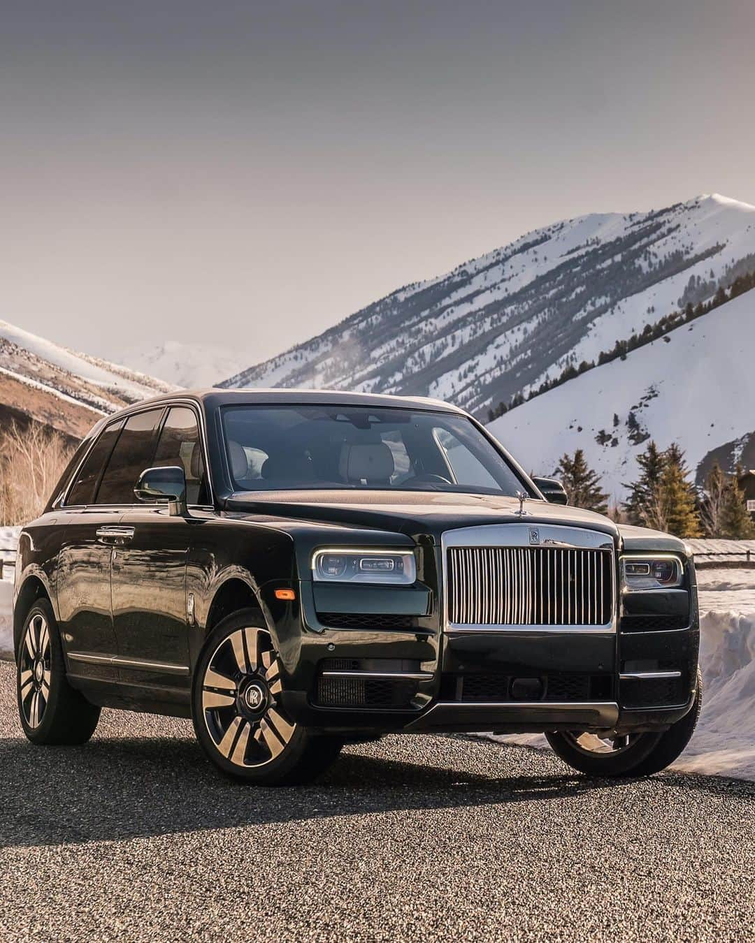 ロールス・ロイスさんのインスタグラム写真 - (ロールス・ロイスInstagram)「Journey in supreme luxury with Cullinan.   Harsh outdoor conditions are all but forgotten within the sumptuous comfort of its generous interior.  Discover #RollsRoyceCullinan; link in bio.  #GoAnywhereEffortlessly  — NEDCcorr (combined) CO2 emission: 330-328 g/km; Fuel consumption: 19.5 mpg / 14.5 l/100km; WLTP (combined) CO2 emission: 361-344 g/km; Fuel consumption: 17.8-18.6 mpg / 15.9-15.2 l/100km」1月19日 23時50分 - rollsroycecars