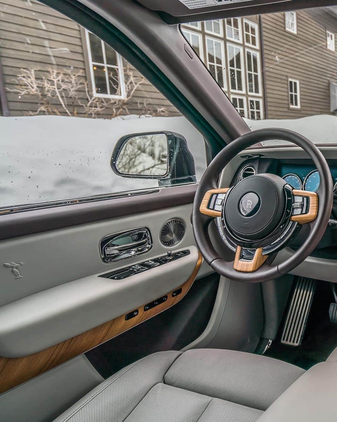 ロールス・ロイスのインスタグラム：「Journey in supreme luxury with Cullinan.   Harsh outdoor conditions are all but forgotten within the sumptuous comfort of its generous interior.  Discover #RollsRoyceCullinan; link in bio.  #GoAnywhereEffortlessly  — NEDCcorr (combined) CO2 emission: 330-328 g/km; Fuel consumption: 19.5 mpg / 14.5 l/100km; WLTP (combined) CO2 emission: 361-344 g/km; Fuel consumption: 17.8-18.6 mpg / 15.9-15.2 l/100km」
