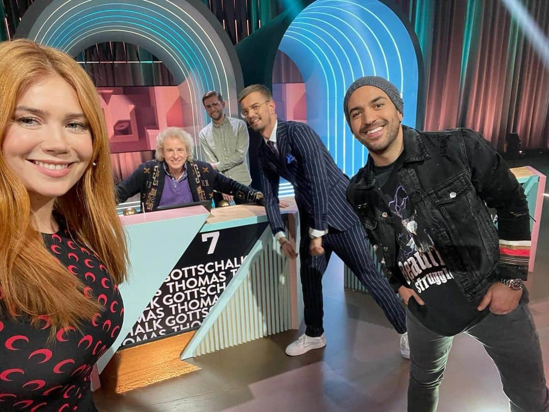 エリヤス・エンバレクのインスタグラム：「Heute Abend um 20.15h gehts weiter mit „Wer stiehlt mir die Show?“ auf @prosieben! @palinski , Thomas Gottschalk, ein WildCard Gewinner und ich wollen die Show von @officiallyjoko gewinnen! Viel Spaß:)」