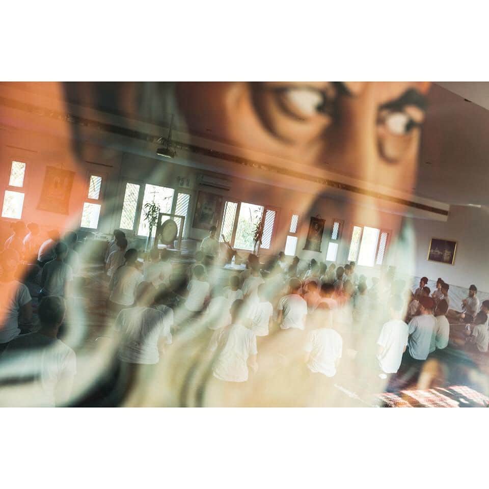 thephotosocietyさんのインスタグラム写真 - (thephotosocietyInstagram)「Photo by @andyrichterphoto//Students at Miri Piri Academy in Amritsar, India, practice Kundalini yoga in the reflection of Yogi Bhajan. In Kundalini yoga, there are thousands of kriyas consisting of postures, pranayama (breath techniques), and meditations. Kriyas are often maintained for substantial periods of time, allowing the mind to give way to the body's wisdom, to transcend ego, and clear limiting beliefs and patterns within. . From the series and monograph Serpent in the Wilderness. Follow me @andyrichterphoto for more photographs and stories on yoga and beyond. The feature “Finding Calm”, written by Fran Smith, was published in the January 2020 issue of the magazine and explores the myriad benefits of yoga. @thephotosociety @natgeo #yoga #asana #meditation #serpentinthewilderness #kehrerverlag #andyrichter #andyrichterphoto #kundaliniyoga #kriya #miripiriacademy #india #amritsar」1月19日 23時54分 - thephotosociety