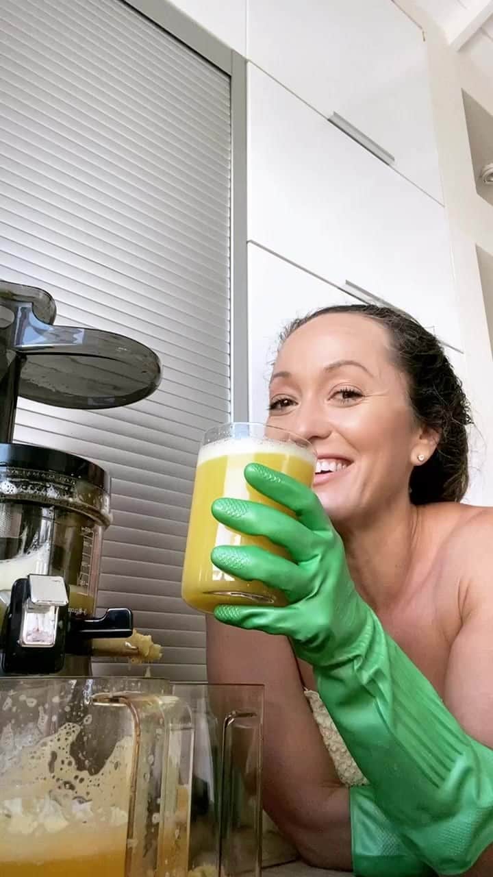 キノ・マクレガ―のインスタグラム：「I love my Nama Juicer and I love pineapple juice! Use code KINO10 for 10% off.」